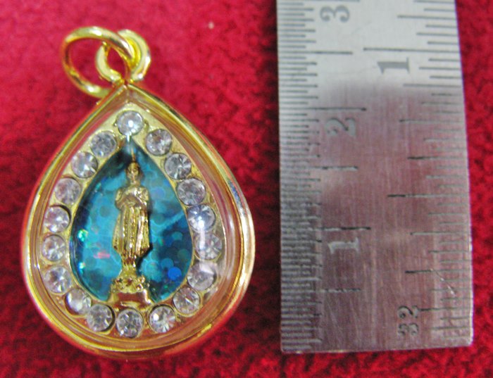 สินค้าหมดค่ะ จี้พระประจำวันเกิดวันศุกร์ ปางรำพึง พื้นสีฟ้าองค์ใหญ่ล้อมเพชรเลี่ยมทองไมครอนค่ะ