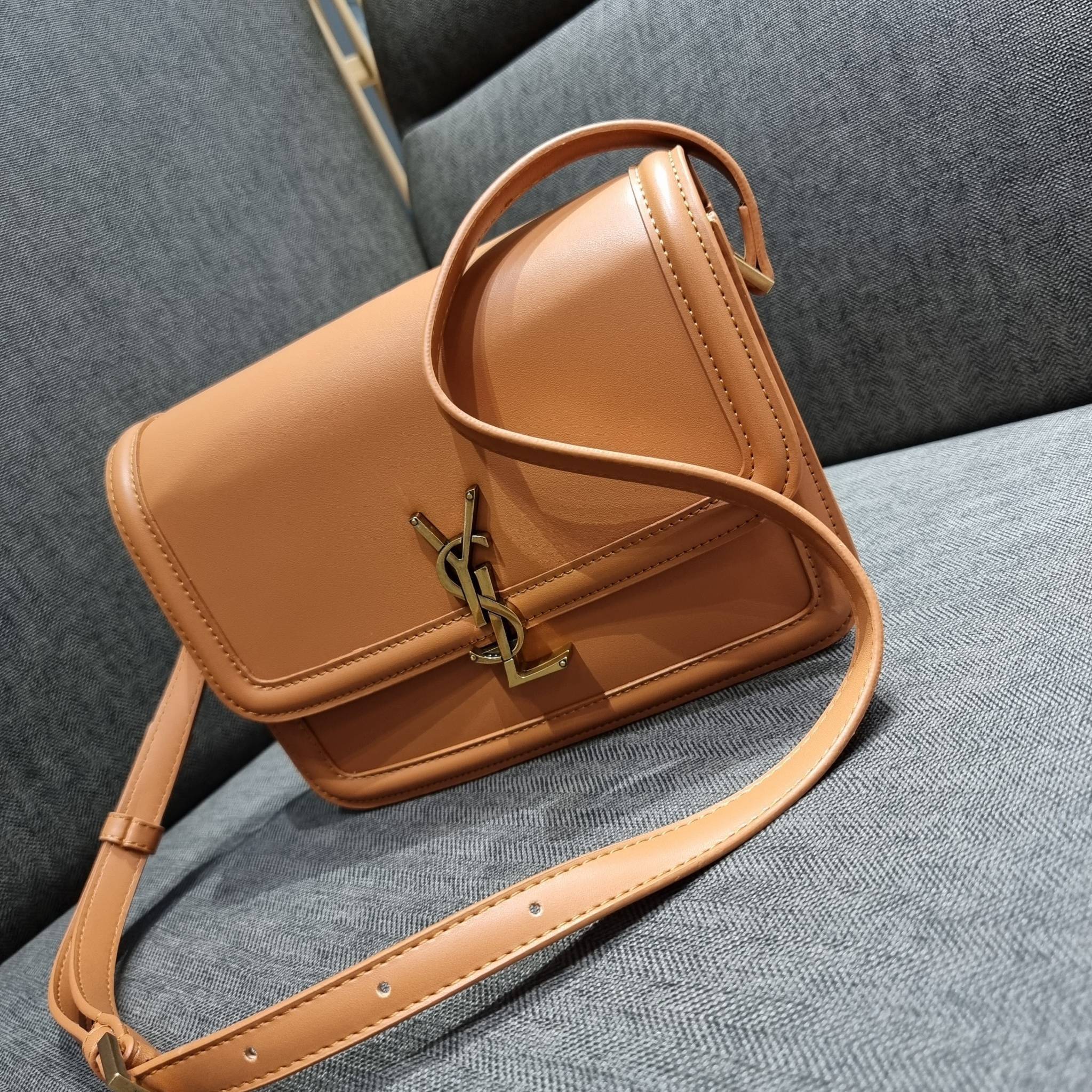 YSL SOLFERINO SATCHEL LEATHER / Yves Saint laurent crossbody bag กระเป๋าสะพายข้าง โลโก้โดดเด่น ดีเทลดูแพงด้วยตัวล็อค ใช้งานง่าย แน่นหนา วัสดุหนังแท้เต็มใบ ภายในเป็นช่องโล่ง ใส่ของสำคัญได้เลยสบายๆ สายสะพายครอส ปรับใช้ได้ตามตัว ใบจริงสวยคม ราคาสุดคุ้มพร้อม 