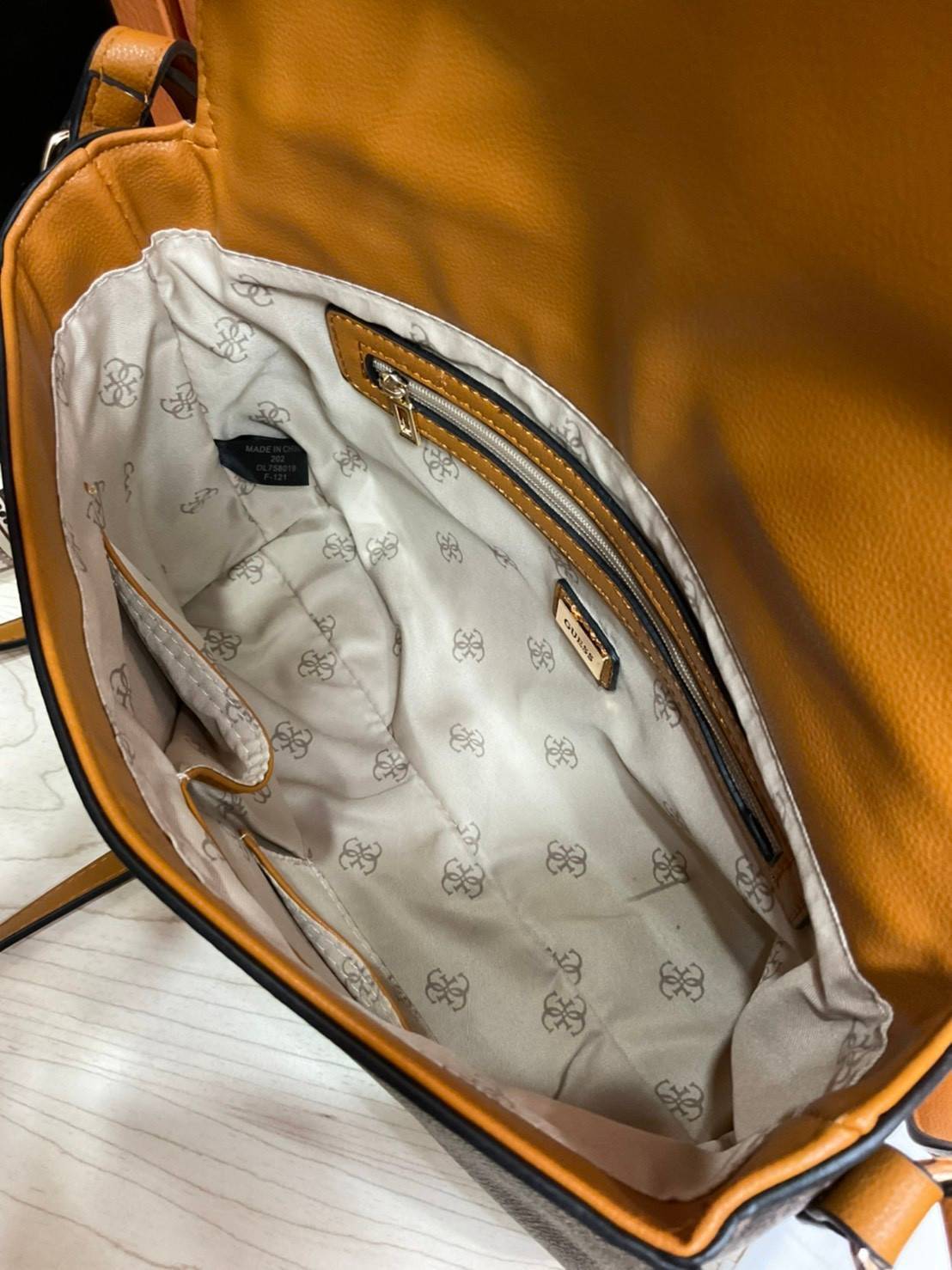 ของแท้ 💯% 】Guess Brit Crossbody Bag in Charcoal Signature Faux Leather and G Monogram Print with Black Leather Flap - Women's Sling Bag กระเป๋าสะพาย Crossbody ทรงเหลี่ยม รุ่นยอดนิยมอีกรุ่นหนึ่งของ Guess ตัวหนังคือดีงามทรงสวย หนังนิ่มน่าใช้มาก