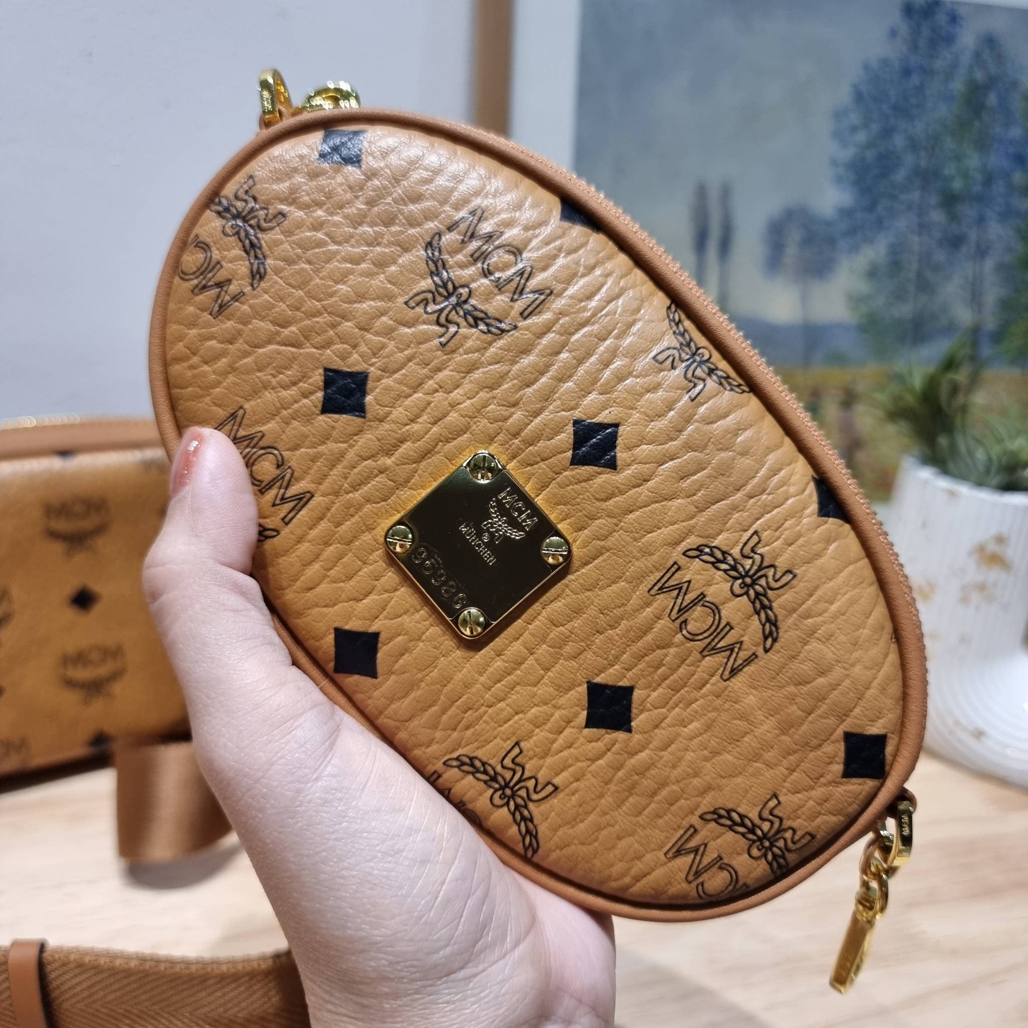 ORI | M.C.M ESSENTIAL MULTI POCHETTE BAG IN VISETOS กระเป๋าสะพายมัลติฟังก์ชั่น ดีไซน์กระเป๋าทรง pouch 3 ชิ้นสุดคุ้ม สามารถประกอบเข้าด้วย หรือแยกชิ้นใช้งานได้หมด ครบครันตอบโจทย์ทุกลุค