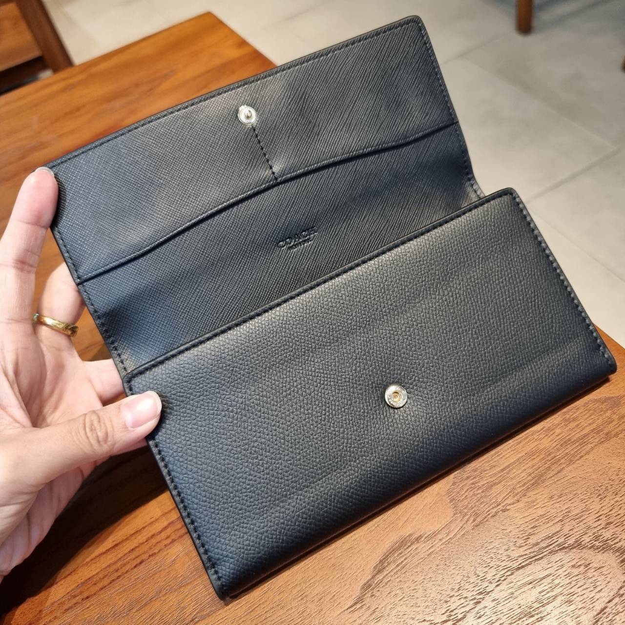 COACH F53763 TRIFOLD WALLET IN SIGNATURE กลับมาแล้วจ้า!! รุ่นขายดี!! 💓 ดีไซน์ใหม่ กระเป๋าสตางค์ใบยาว แถมที่ห้อยใส่บัตรแยกให้ (ถอดออกได้) น่ารักมากๆ ใช้งานง่าย เปิด-ปิดด้วยกระดุม ภายในใส่ธนบัตร ใส่บัตรได้เยอะ ใส่มือถือได้ไปอีก!! จุใจสุดๆ บอกเลยว่าใ