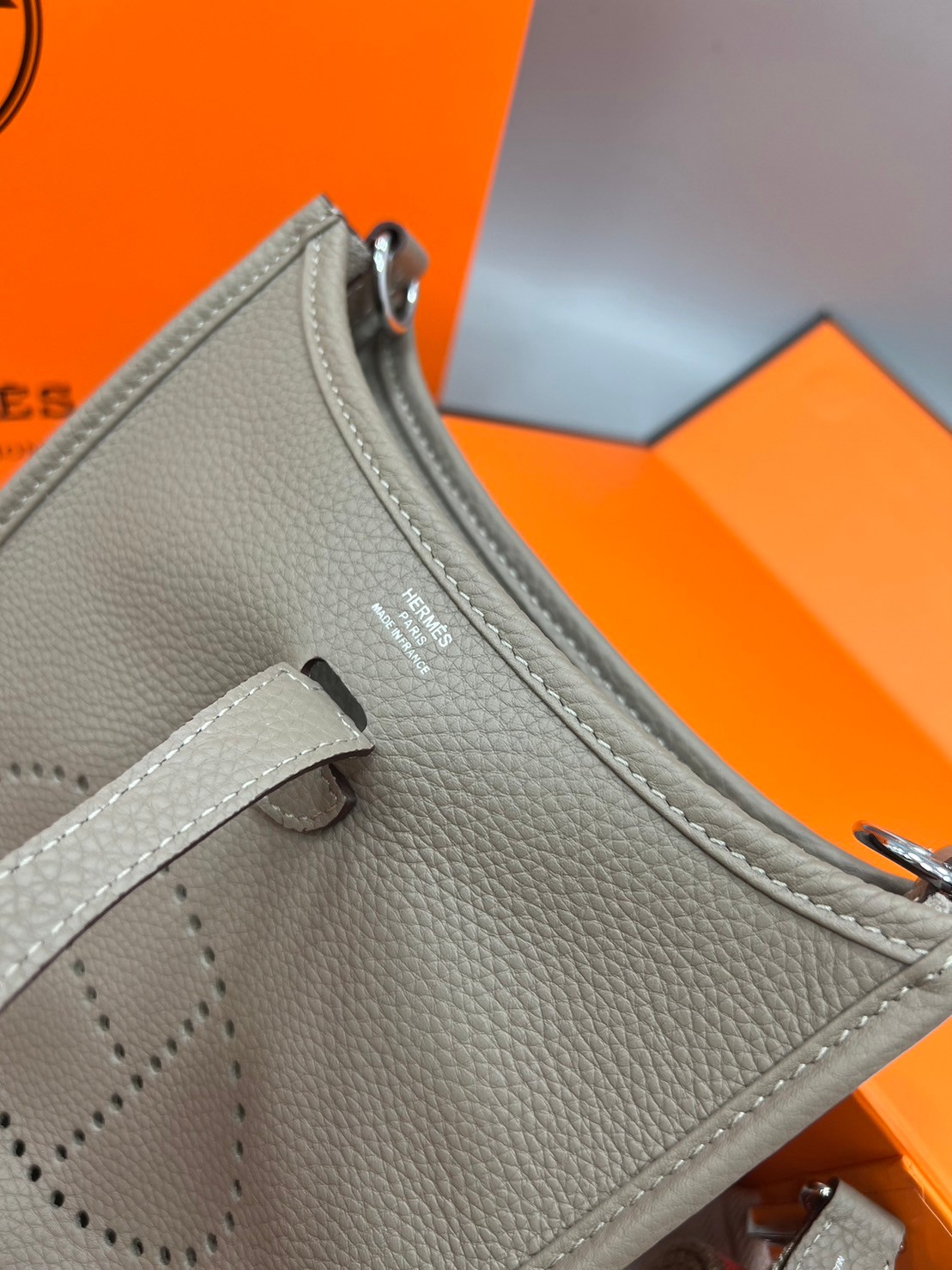 HERMES evelyne mini bag Luxury Bag กระเป๋าสะพายแบรนด์ดัง แบรนด์หรู คลาสสิกตลอดกาล ใช้ได้ทั้งชายหญิง ใบเดียวจบ สวยรวยปัง เกรดท็อปออริจินอล ภาพสินค้าถ่ายจากงานขายจริง ใช้งานต่างประเทศได้