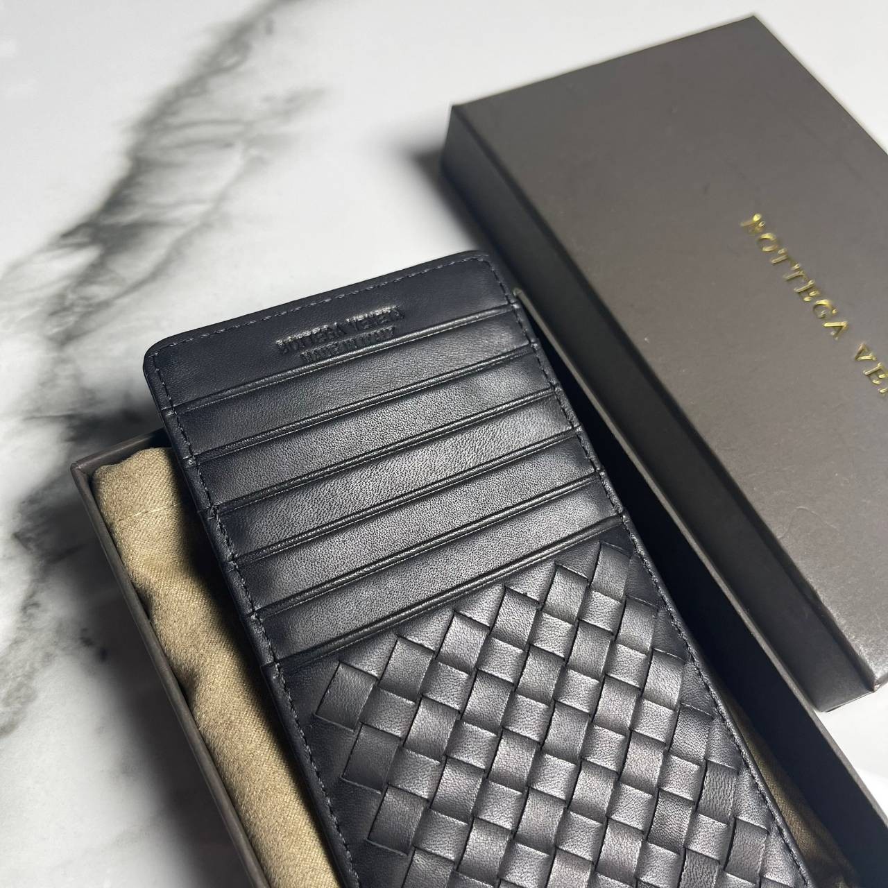 หนังแท้ BOTTEGA VENETA CARD HOLDER กระเป๋าใส่บัตรทำจากหนังแท้คุณภาพดีมาในราคาพิเศษ เป็นรุ่นที่หายาก เหมาะกับการใช้งานระยะยาว ยิ่งใช้หนังยิ่งสวยทนทานต่อการใช้งาน มาพร้อมกล่อง อุปกรณ์ครบ