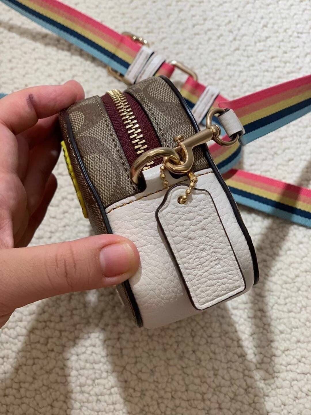 OUTLET 】COACH SNOOPY x PEANUTS MINI SERENA SATCHEL IN SIGNATURE CANVAS sling crossbody 4238 Coach Original Limited Edition Collection กระเป๋าครอสบอดี้ทรงยอดฮิต ขนาดกะทัดรัด คอลเลคชั่นพีนัท รุ่นนี้สามารถใช้ยูนิเซ็กส์ได้เลย สาวๆหนุ่มๆได้หมดไม่เกี่ยง!! รูปทร