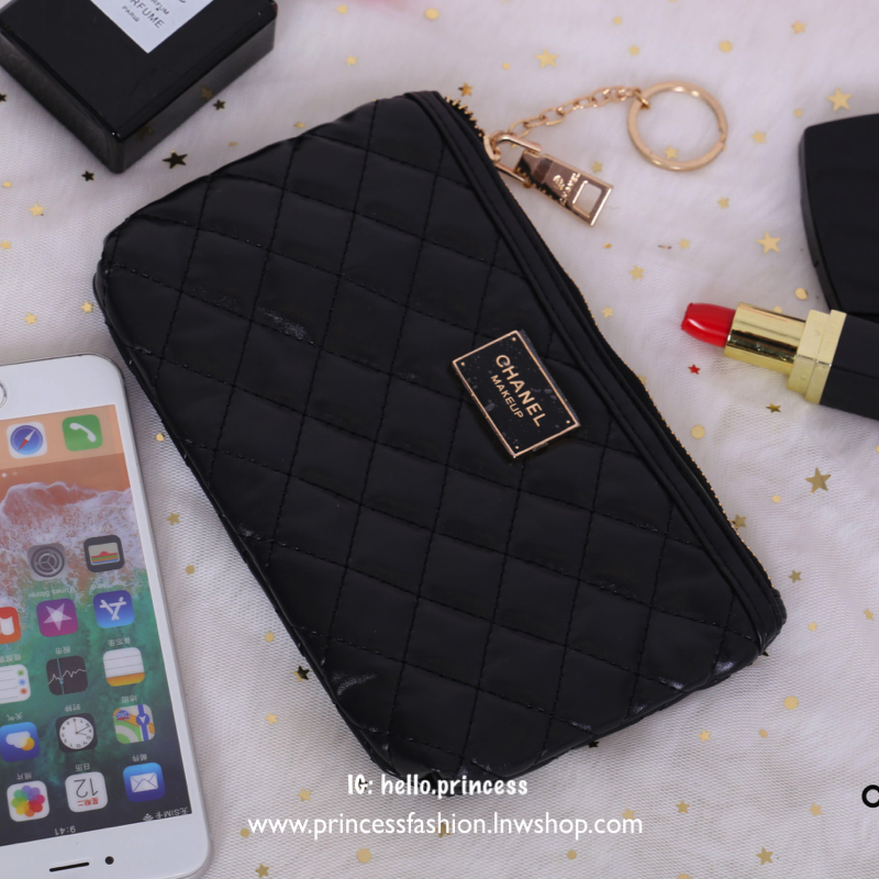 Chanel Cosmetic Clutch KeyChain พรีเมี่ยมเเท้จาก Chanel Cosmetic Counter VIP Gift หนังนิ่มลายตารางสีดำประดับโลโก้แบรนด์ด้านหน้าสวยดูดี เปิดปิดแบบ top zip อะไหล่ทอง พร้อมสายโซ่สำหรับห้อยพวงกุญเเจ สามารถใส่บัตร มือถือ iphone8 เครื่องสำอางค์ของจุกจิกได้เยอะ 