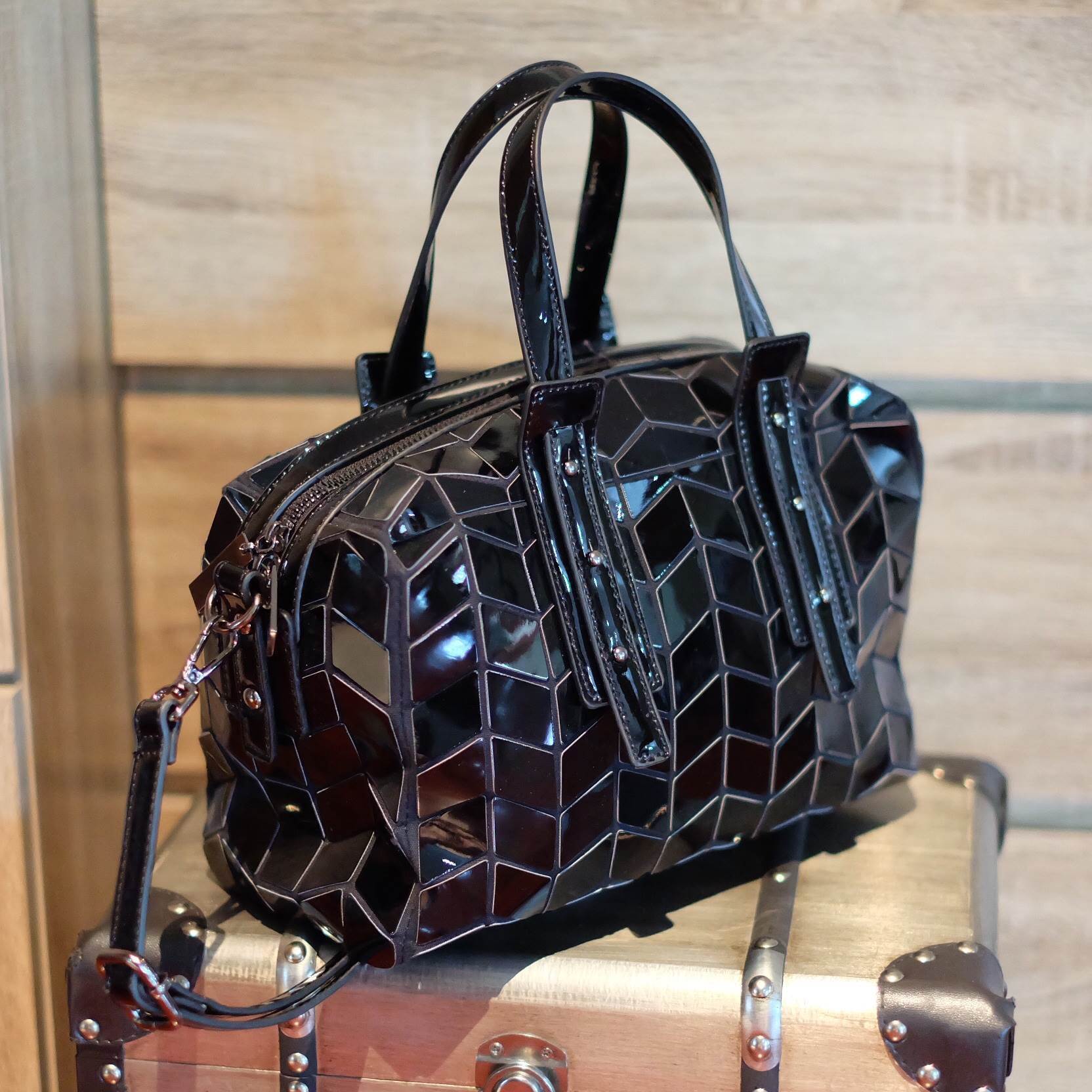 ทรง speedy ขายดี น่ารักมาก จากแบรนด์ David Jones กระเป๋าสะพายข้างดีไซน์เกร๋มาก สีดำเงาสวยหรูมาก ขนาดกะลังดีเลย น้ำหนังเบามากคะ ภายในมีช่องเก็บของจุกจิกได้ มีถุงผ้าแบรนด์ให้คะ ใบจริงสวยมากคะ ดีต่อใจ