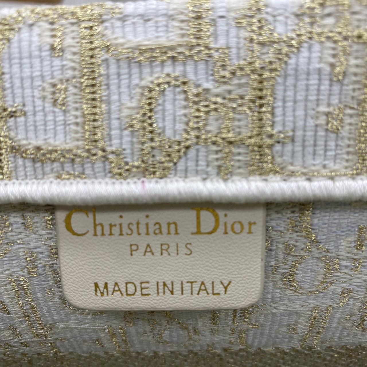 CHRISTIAN MEDIUM DIOR BOOK TOTE เอกลักษณ์ของความหรู เป็นทางช็อปปิ้งBag ที่ต้องมี ภายในโล่งกว้างมาก ใส่ของแบบแน่นๆ จุๆไปได้เลย น้ำหนักเบาสบาย งานออริปักขึ้นรูปสวยมาก มี code stamp พร้อมส่งที่ไทย ภาพสินค้าถ่ายจากงานขายจริง ใช้งานต่างประเทศได้ค่ะ