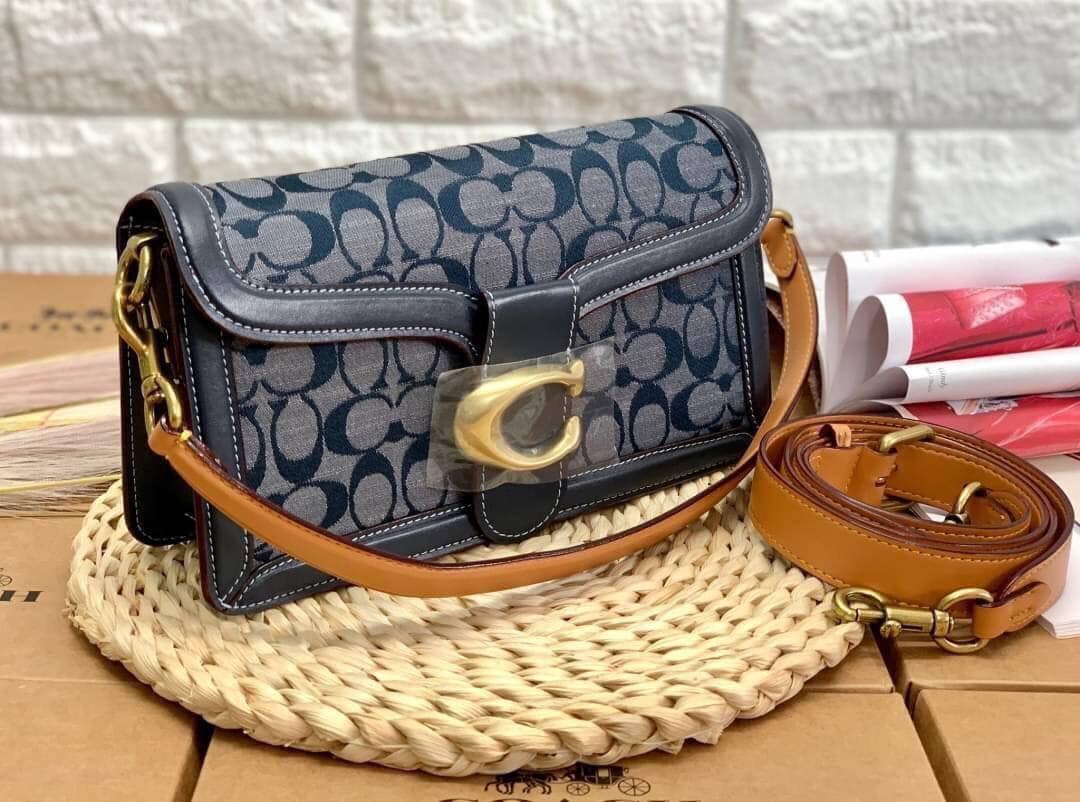 COACH Tabby Shoulder Bag 26 In Signature Chambray กระเป๋าหิ้วได้//คล้องไหล่ได้//สะพายข้างได้ วัสดุผ้าแคนวาสทอลายอย่างดี+หนังแท้ค่ะ เปิดปิดกระเป๋าแบบกระดุมแม่เหล็ก มีอะไหล่แบรนด์ตัวใหญ่ด้านหน้าหรูหราเลยทีเดียว ภายในกระเป๋ามีช่องหลักใส่ของ2ช่อง สามารถใส่กระ