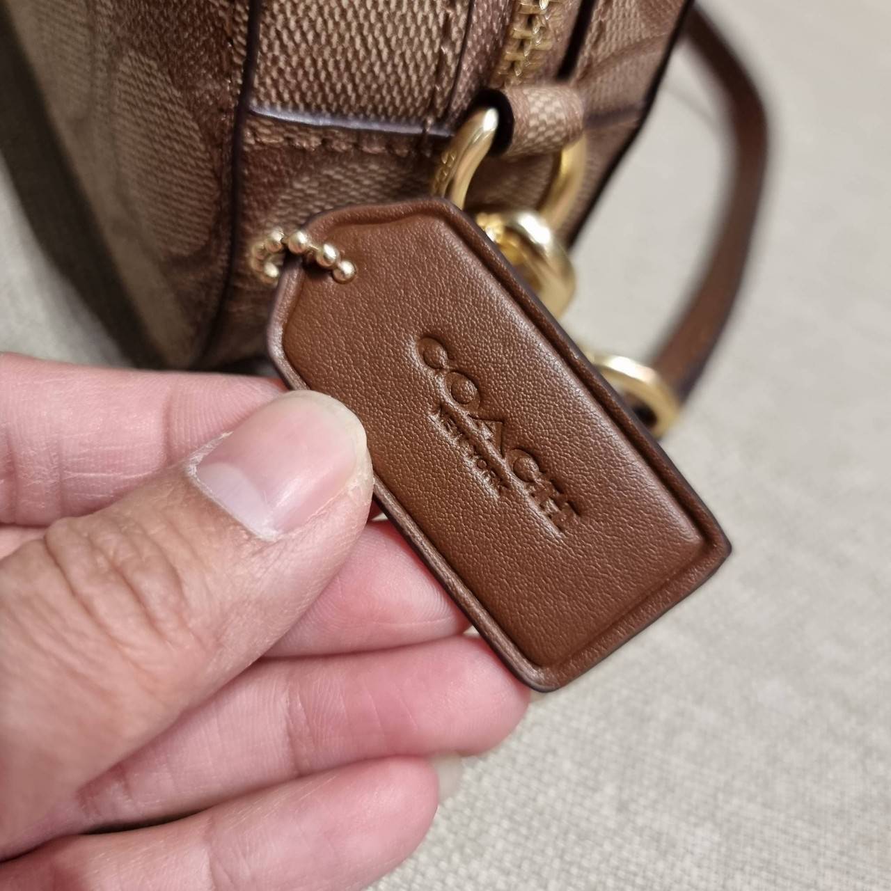 COACH 2628 MINI SERENA CROSSBODY IN SIGNATURE CANVAS ใหม่ที่สุด!! พร้อมส่งทุกสีเด็ด!! ย่อส่วนกระเป๋าสะพายคอลเลคชั่นยอดฮิต มินิเซเรนา ที่รับรองว่าน้องน่ารักม้ากกก!! ขนาดเล็กกุ๊งกิ๊ง แต่ดีเทลยิ่งใหญ่ วัสดุหนังแคนวาสเคลือบลาย เปิด-ปิดด้วยซิป สะดวกใช้ ภายในเป