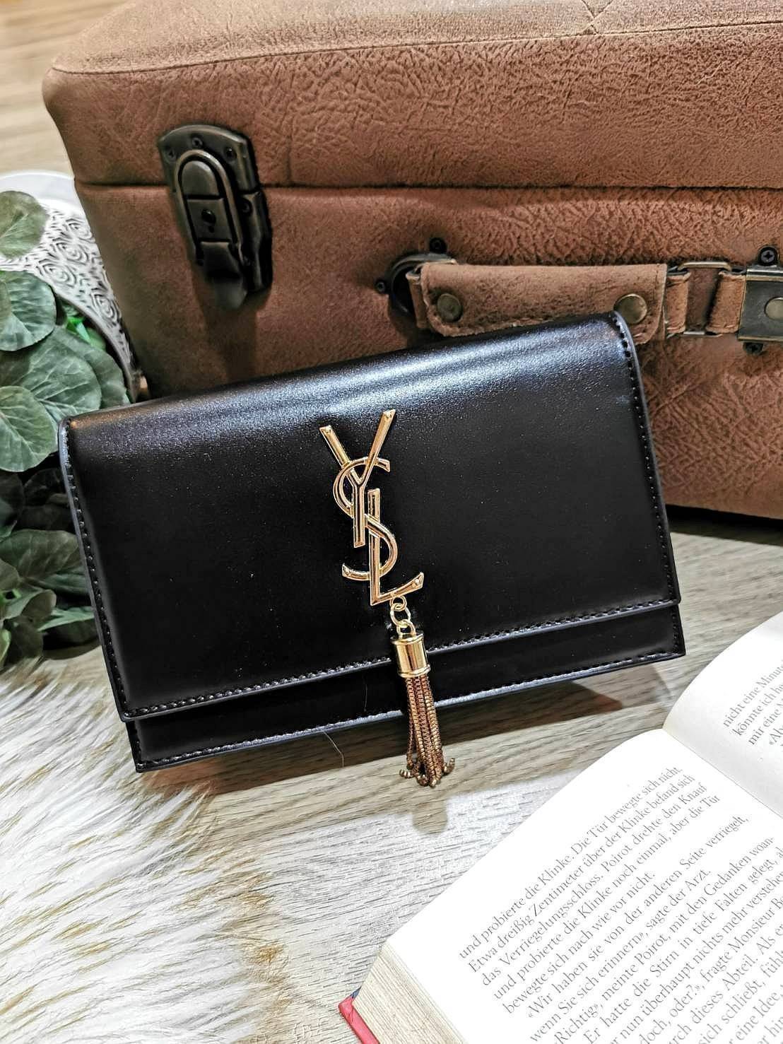 VIP YVES SAINT LAURENT YSL BAG / YSL Small Kate Bag กระเป๋าสะพายดีไซน์ทรงสี่เหลี่ยมหนังเรียบสวยอยู่ทรงเปิดปิดด้วยฝาปิดกระดุมด้านหน้าประดับโลโก้แบรนด์อะไหล่ทองพร้อมโซ่ห้อยฟรุ้งฟริ้ง ภายในโล่งสามารถใส่มือถือ กระเป๋าสตางค์ ของจุกจิกได้เยอะมีสายสะพายโซ่ต่อหนั