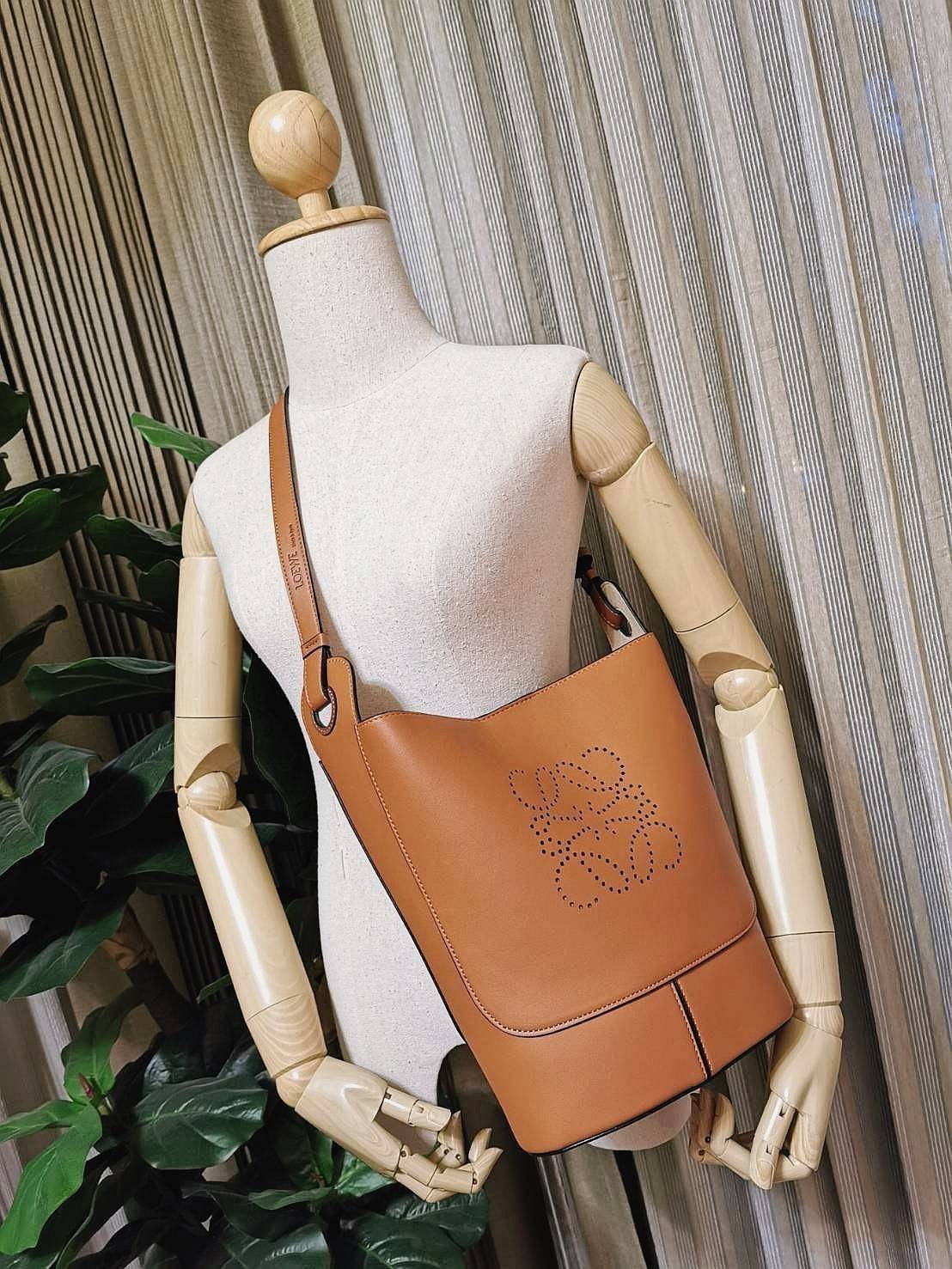 LOEWE HOBO LEATHER SHOULDER BAG VIP GIFT WITH PURCHASE (GWP) กระเป๋าหนังแท้พรีเมี่ยมกิ๊ฟ Limited Edition จาก LOEWE PERFUME DUTYFREE รุ่น Rare items วัสดุหนังแท้ Lambskin หนังนิ่มสวยดีไซน์หรูด้านหน้าฉลุโลโก้ Loewe Anagram คงเอกลักษณ์แบรนด์ ภายในโล่งกว้างวั