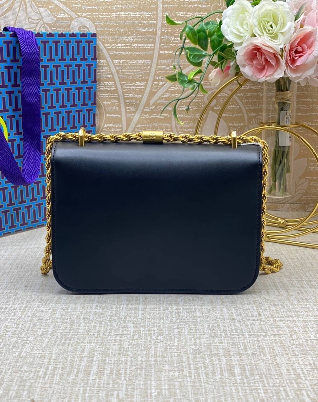 Tory Burch Eleanor Medium Convertible Shoulder Bag / Tory Burch 75003 ฮอตไอเท็ม รุ่นนี้ขายดีขายหมด สวยหรู คุณหนู ผู้ดี!! หายากมากแล้วน้า กระเป๋าสะพายข้าง ดีไซน์อยู่ทรง ขนาดกำลังสะดวกใช้สำหรับสาว เปิด-ปิดด้วยแถบแม่เหล็ก ภายในแบ่งสัดส่วนได้เป็นอย่างดี