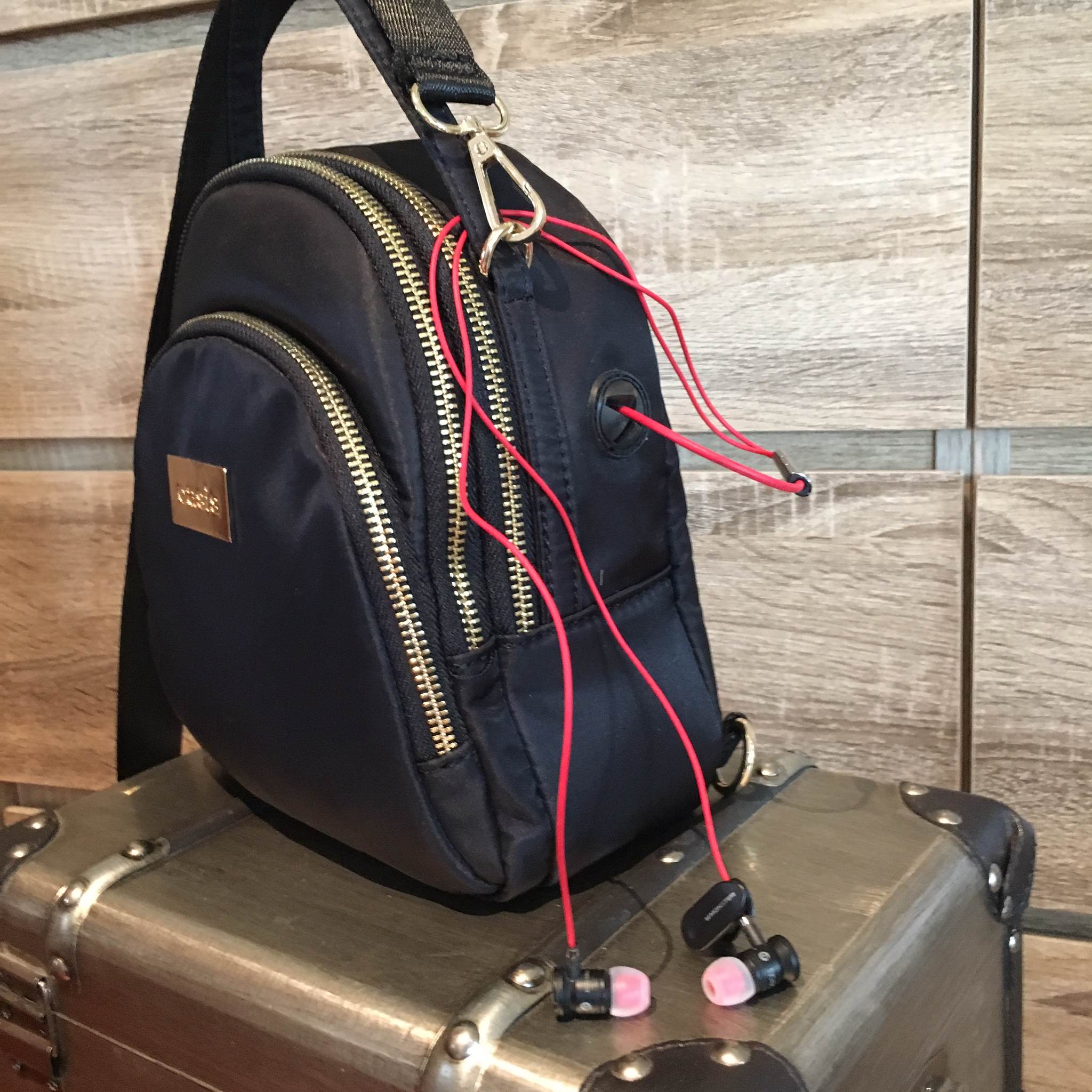 กระเป๋าเป้!!! ทรงน่ารักมากๆๆๆ จากแบรนด์ OASIS รุ่นพิเศษ ช่องซิป 3 ช่องใหญ่ + สายยาวถอดได้ ปรับสะพายได้หลายรูปแบบค่า จุดเด่นที่ >ตัวกระเป๋าทำจากผ้าไนล่อนเนื้อดี >น้ำหนักเบามาก >สายกระเป๋า ถอดปรับ สะพาย หลัง สะพายข้าง ลำตัว หรือ สะพายพาดไหล่ได้คะ &