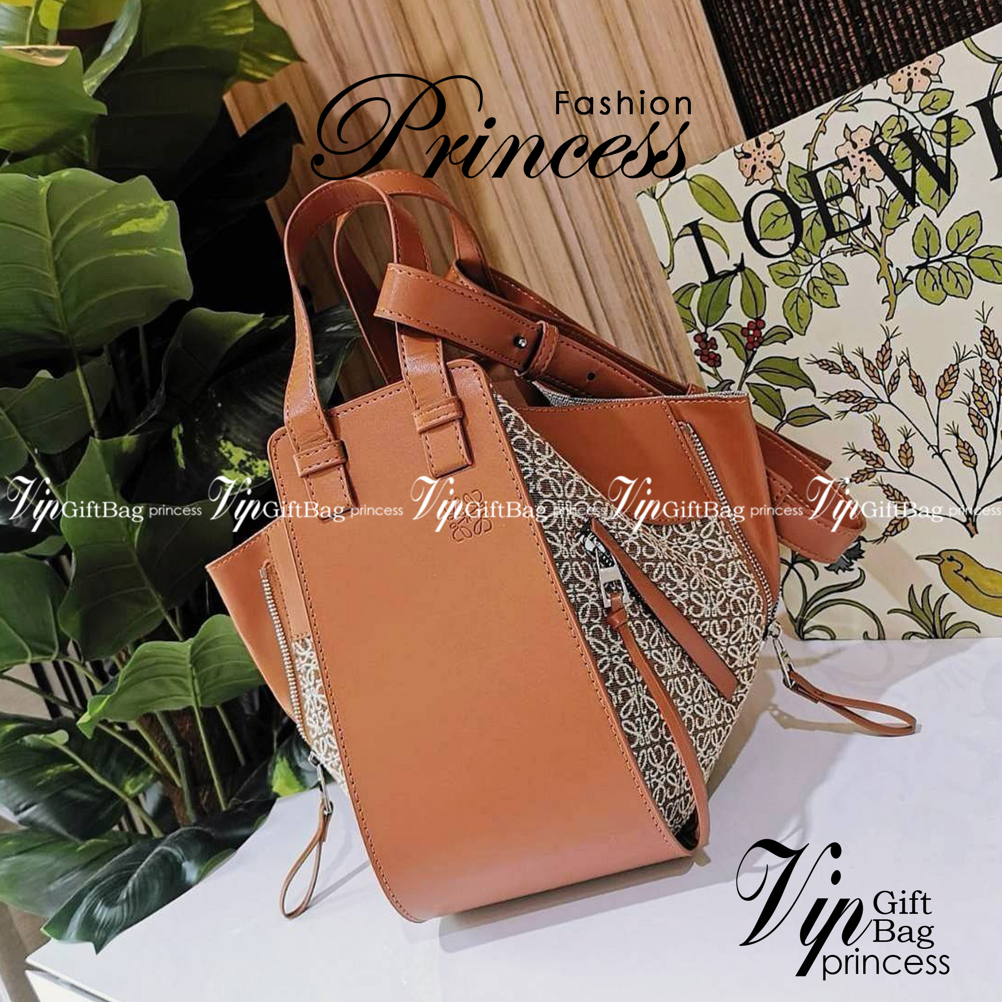 LOEWE ANAGRAM SHOULDER BAG VIP กระเป๋าถือหรือสะพาย รุ่นหายากสุดเลอค่าวัสดุ Anagram Canvas ตัดหนังแท้ Calfskin สุดคลาสสิค ขนาดกำลังดี น้ำหนักเบา ภายในโล่งกว้างและจุ ใส่กล้อง มือถือ ของใช้ได้เยอะ มาพร้อมหูสั้นหนังแท้หิ้วถนัดมือและสายหนังยาวสะพายไหล่หรือ Cro