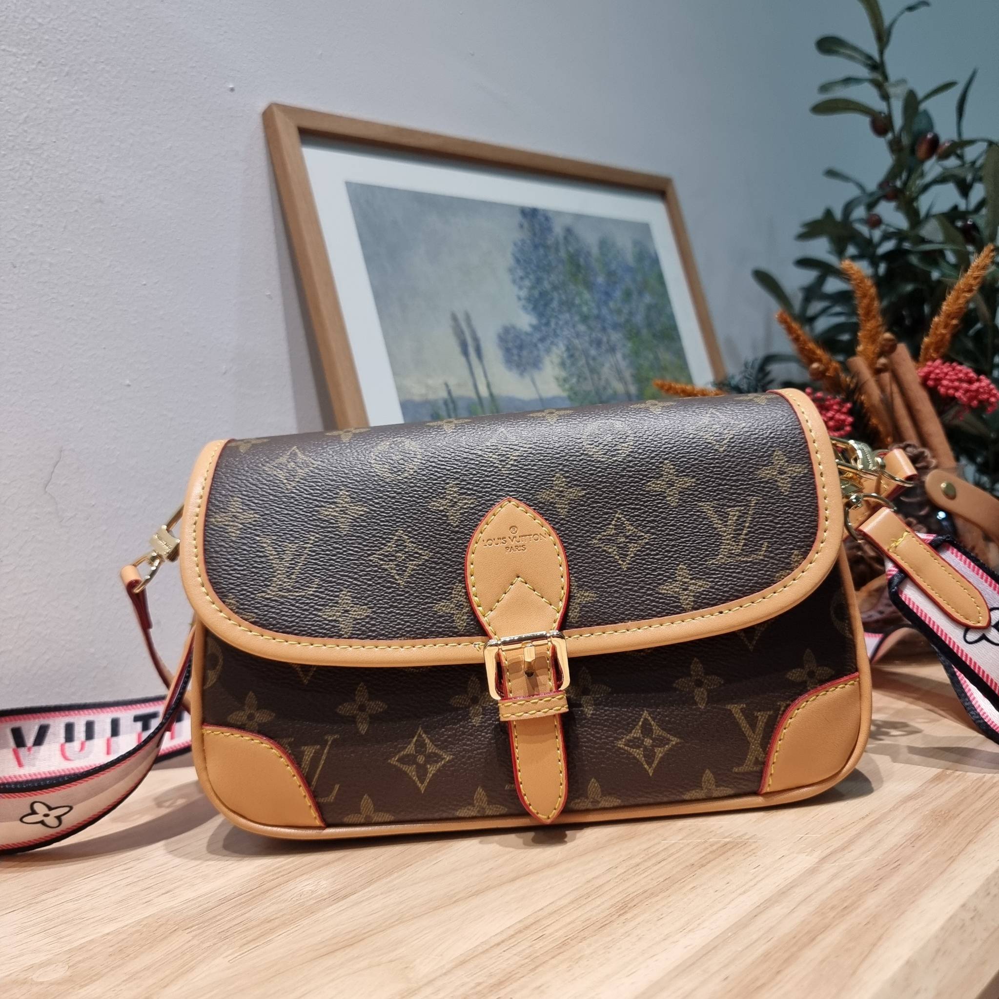 LV Diane Monogram Bag / LV multi handbag กระเป๋ามัลติฟังก์ชั่นสุดคุ้ม ดีไซน์ออกมาน่ารักน่าใช้มากๆ วัสดุหนังแคนวาส มีสายมาให้ถึง 2 แบบ สายหนังคล้องไหล่ได้ และสายสปอร์ตครอสบอดี้ได้ ปรับเปลี่ยนใช้ตามลุคแต่ละวันได้เลย