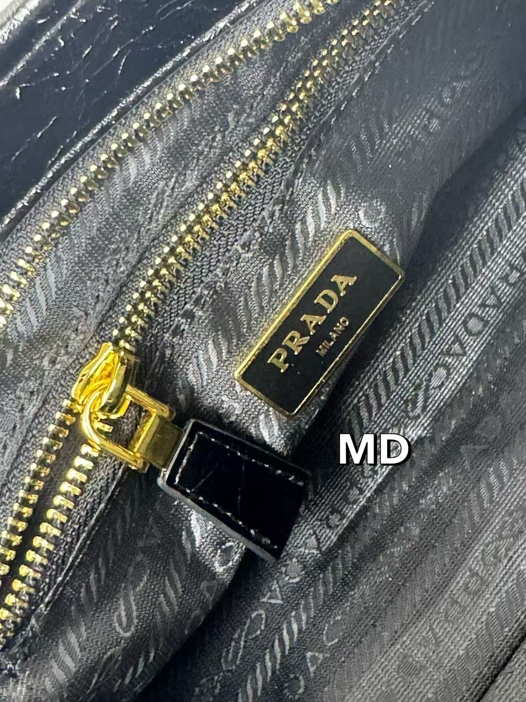 PRADA Leather Bonnie Top-Handle Bag กระเป๋าถือ/สะพายไหล่สุดชิค งานหนังยับสวยเก๋ สวยเด่นเป็นเอกลักษณ์ ดีไซน์คาดหน้าสุดเท่ หูจับยาวในตัวง่ายสะดวกพกพา