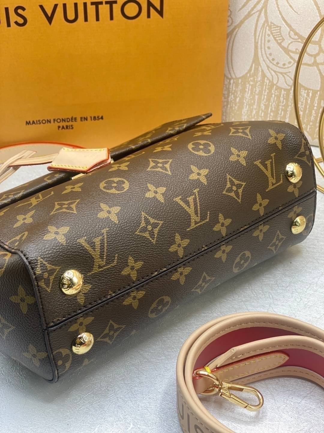 LV Cluny BB Monogram Handbag กระเป๋าสะพายลายโมโนแกรมทรงสวยเหนือกาลเวลา เป็นอีกรุ่นที่ขายดีมาก เกรดออริ 1:1 ใช้งานต่างประเทศได้