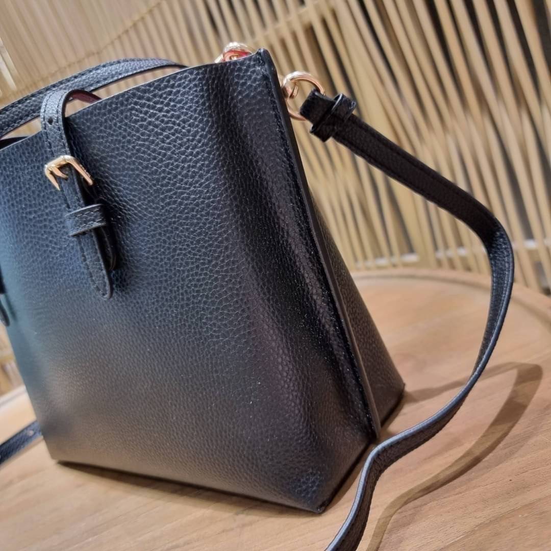 OUTTLET 】COACH MOLLIE TOTE 25 (C4250 C4084) น้องคนสวยอีกหนึ่ง!! กระเป๋าโท้ทไซส์เล็กที่สาวๆหลงรัก ดีไซน์คลาสสิคเหมือนเดิม เพิ่มเติมคือสะดวกขึ้นเยอะ!! ย่อส่วนมาจากใบใหญ่เป๊ะๆ น่ารักน่าใช้มากๆ วัสดุหนัง crossgrain ทนทาน ใช้งานง่าย เรียบหรูดูดีม้าก!! ภายในโล่