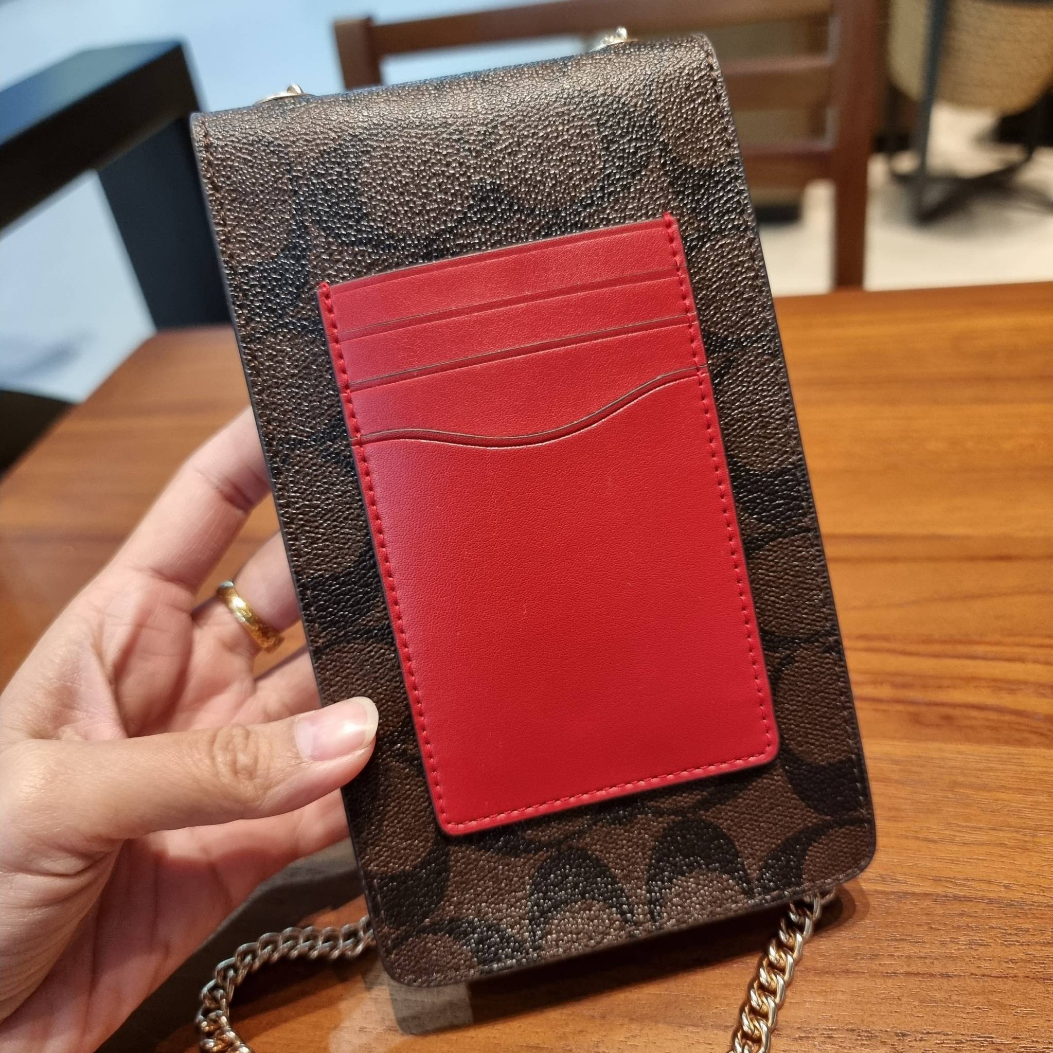 COACH F73486 NORTH/SOUTH PHONE CROSSBODY IN SIGNATURE CANVAS WITH FRUIT 🍒🍓🍋 แจกความสดใสกันอีกครั้ง!! กับกระเป๋าสะพายเอนกประสงค์ Case phone ใส่โทรศัพท์มือถือได้ทุกรุ่น ดีไซน์ลายผลไม้ฉ่ำๆ สวยมีเสน่ห์ 💖 วัสดุหนังแคนวาสคุณภาพ ฝ