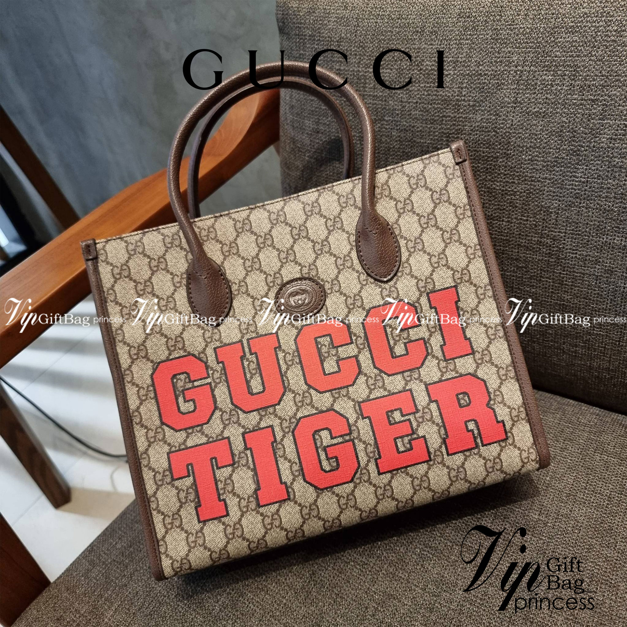 GUCCI Tiger GG small tote ใบใหญ่ ร้อนแรงไฟลุก!! ต้อนรับปีเสืออย่างเป็นทางการ จัดให้แบบเลิศๆ กับกระเป๋าทรงโท้ท วีไอพีพรีเมี่ยมกิ๊ฟ ไซส์ใหญ่ โดดเด่นด้วยจัมโบ้ฟอนท์ สวยเอกลักษณ์ วัสดุหนังแคนวาส ภายในโล่งกว้างมาก ใส่ของแบบแน่นๆ จุๆไปได้เลย หมดห่วง!! และยังมีส