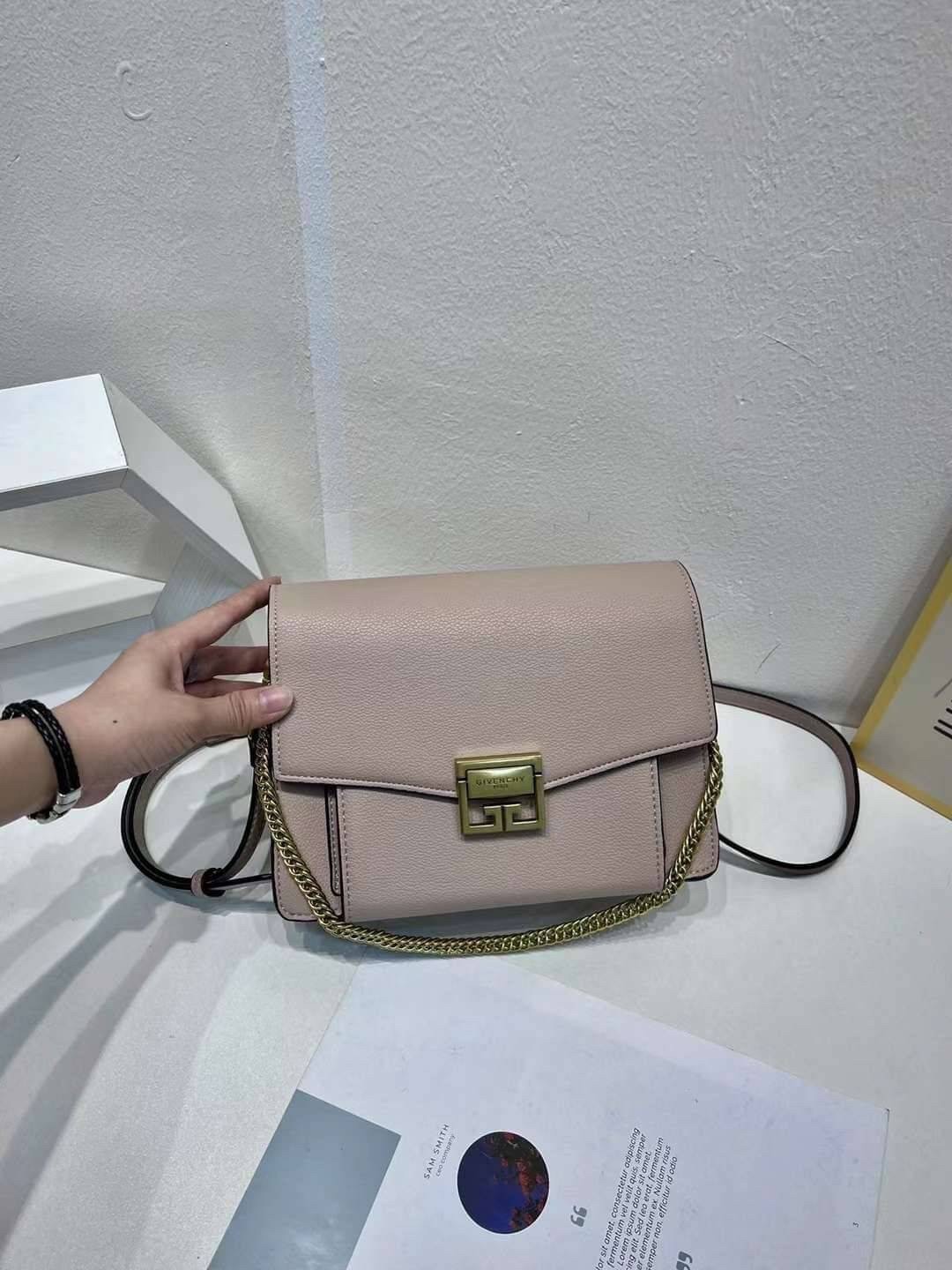 Givenchy GV3 Small Leather 25cm รุ่นยอดนิยม กระเป๋าสะพายหนัง เปิดหน้า อะไหล่ทอง งานสวยเป๊ะอะไหล่ปั้มทุกจุดสวยหรู ดูเป็นคนมีเทสดีเลยค่าา ดีไซน์คือสวยมีคลาส มีระดับสุดๆ พร้อมสายโซ่อะไหล่ทอง ละมุนตามากค่าา