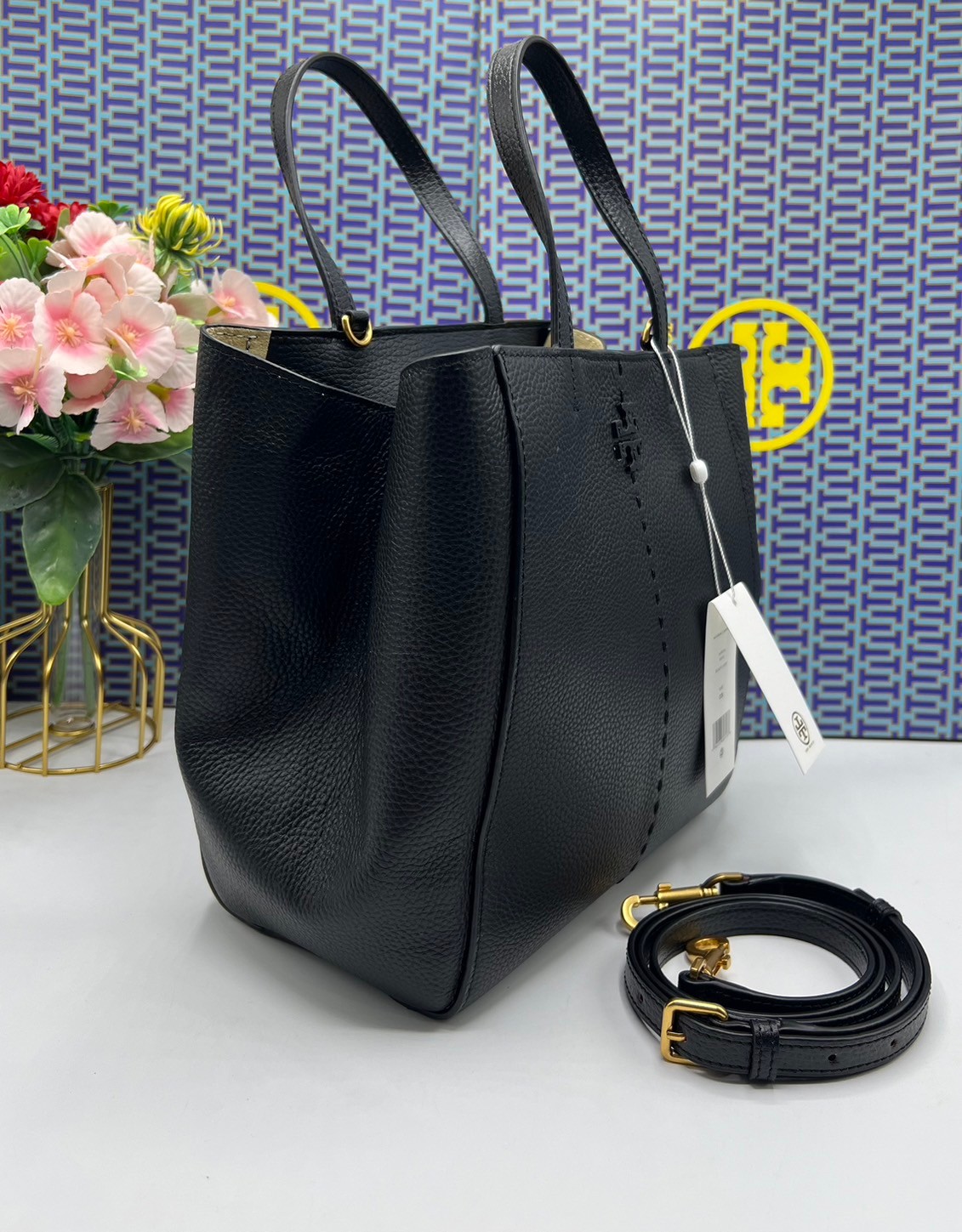 Tory Burch McGraw Leather Tote Bag / Tory Double T Tote Bag / TORY TOTE BAG พร้อมส่ง 4 สี กระเป๋าสะพายทรงโท้ท จุของได้เยอะใบนี้ตอบโจทย์ได้ดีมาก โทนสีเรียบง่าย แฝงไปด้วยความดูดี สุขุมและเป็นผู้ใหญ่