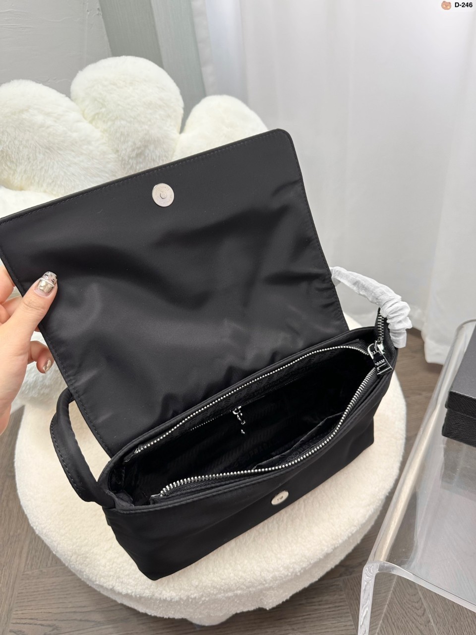 Prada nylon shoulder bag ทรงยอดฮิตของคุณผู้หญิงเลยค่ะ วัสดุทำจากผ้าไนล่อน อย่างหนา กันน้ำได้คะ มีโลโก้แบรนด์อยู่ข้างหน้า ตัวกระเป๋าอยู่ทรง อะไหล่เงินทั้งใบ ด้านในบุผ้าลายแบรนด์อย่างดี