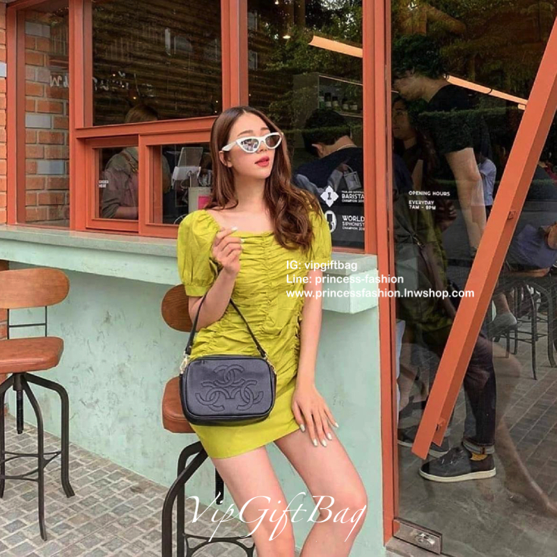 CHANEL VIP GIFT BAG รุ่น CAVIER CROSSBODY กระเป๋าของสมนาคุณ จากพรีเมี่ยมกิ้ฟแบรนด์ดังอย่าง CHANEL วัสดุหนังสังเคราะห์ ลายคาเวียร์สุดหรูเต็มใบ #เล่นแสงสวยมาก ด้านในเปิดปิดด้วยซิปCC อะไหล่ทอง มีช่องซิปแยกอีกหนึ่งช่อง สามารถใส่กระเป๋าสตางค์ใบยาว ของจุกจิกได้