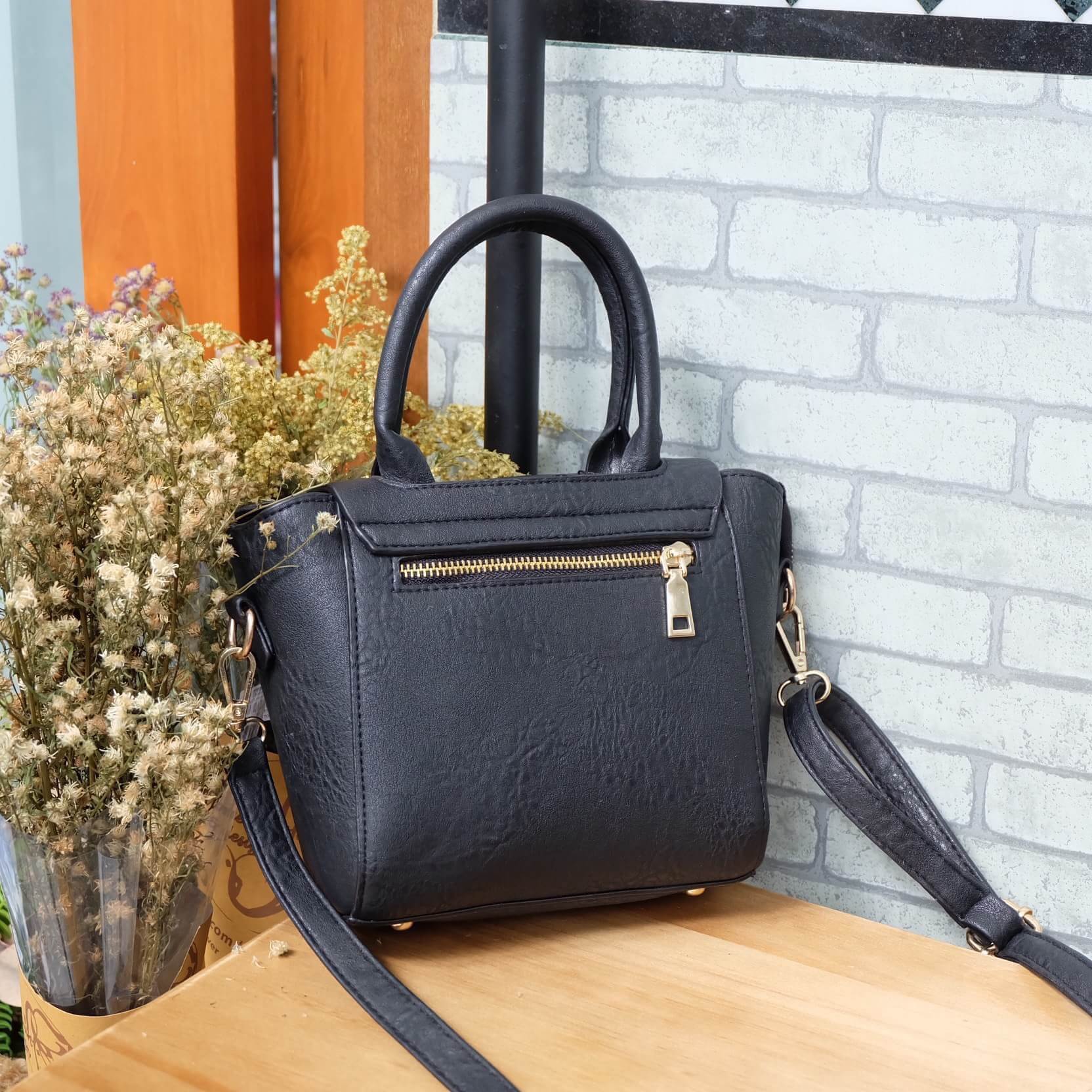 New arrival ! จากแบรนด์ KEEP #จุดเด่นที่ >ลายหนังสวยชัด >เนื้อ matte ถือสะพายเข้าง่ายกับทุกชุด >ขนากกระเป๋ามินิ กะทัดรัด คะ ใส่ กปต ยาว มือถือได้ > มีช่องย่อยแบ่งเก็บของด้านใน เป็นสัดส่วน >ก้นมีหมุดรองหนัง >มีสายยาวสะพายได้ ปรับ free siz