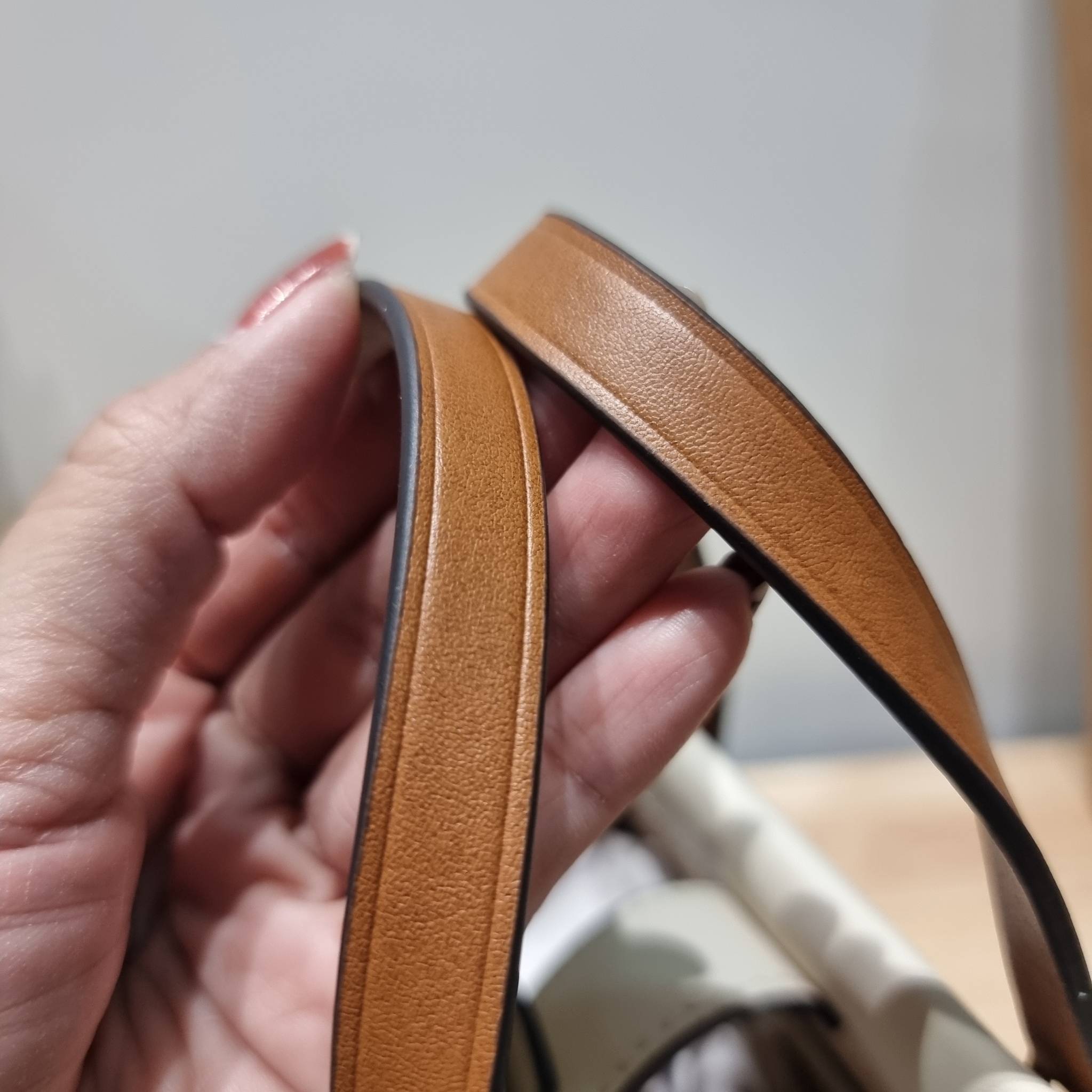 TORY BURCH MINI T MONOGRAM SQUARE TOTE รุ่นใหม่ล่าสุด คิ้วท์กว่าใคร! กับไอเท็มโมโนแกรมสุดฮิต กระเป๋าทรงโท้ทไซส์มินิ น่ารักน่าใช้มากๆ ให้คุณได้เพลิดเพลิน และคล่องตัวมากๆ