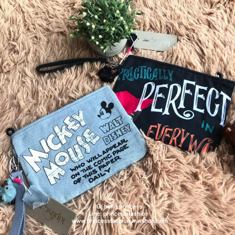 KIPLING ELLETRONICO DISNEY’s JUNGLE BOOK POUCH กระเป๋าคล้องมือทรงพอรช์จากการ์ตูนวอลท์ดิสนีย์ ที่วาดลวดลายลงบนกระเป๋า สำหรับใส่ของจุกจิก มือถือ กระเป๋าสตางค์ เครื่องสำอางค์ได้ มาพร้อมพวงกุญแจขนปุกปุย ภายในมีช่องเล็กแยกเป็นสัดส่วน สามารถคล้องมือถือเก๋ๆเลยคร