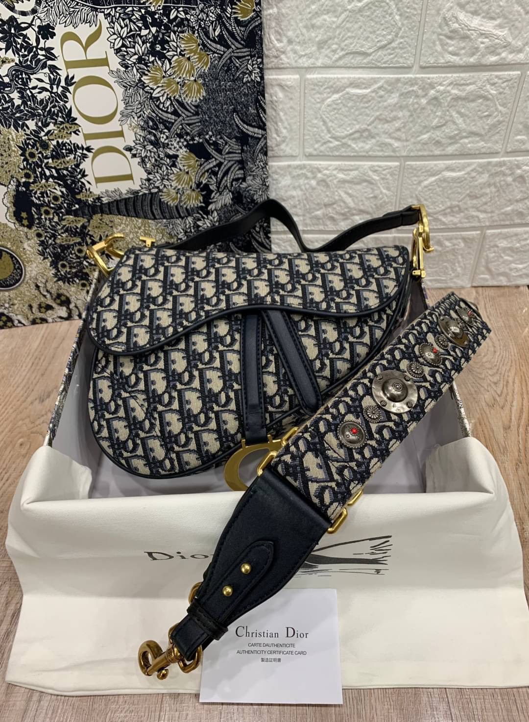 VIP GIFT CHRISTIAN DIOR Oblique Canvas Saddle Bag กระเป๋ารุ่นยอดนิยมตามแบบฉบับแบรนด์ ใช้งานได้ 2 แบบ สะพายยาว CROSSBODY และสายสั้นถือได้เก๋ๆ ลุคนี้คูลสุดๆ เลยค่าา ภาพถ่ายจากสินค้าจริง! สวยมาก พร้อมส่งที่ไทยราคาสุดคุ้ม สาวๆ ห้ามพลาดค่ะ!