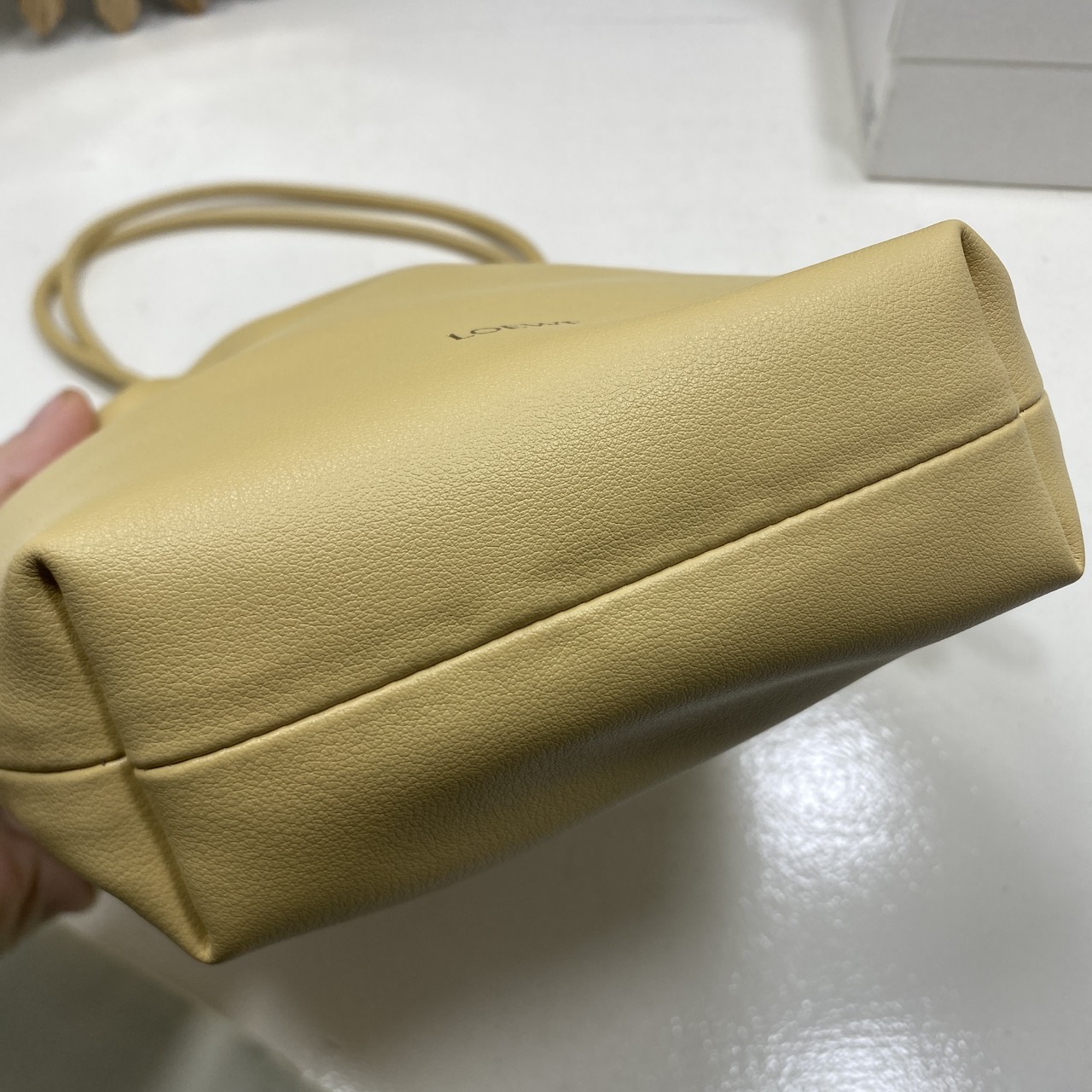 ORI หนังแท้ | LOEWE Mini Flamenco purse in mellow nappa leather / Loewe Bucket Bag กระเป๋าสะพายทรงบัคเก็ตไซส์มินิ หนังเรียบสวยหรู เรียบง่าย หนังแท้ผิวสัมผัสนุ่มมือ น้ำหนักเบาและนุ่มสบาย ดีไซน์จับจีบ เชือกผูกแบบปมโบราณ และสายโซ่รูปโดนัท