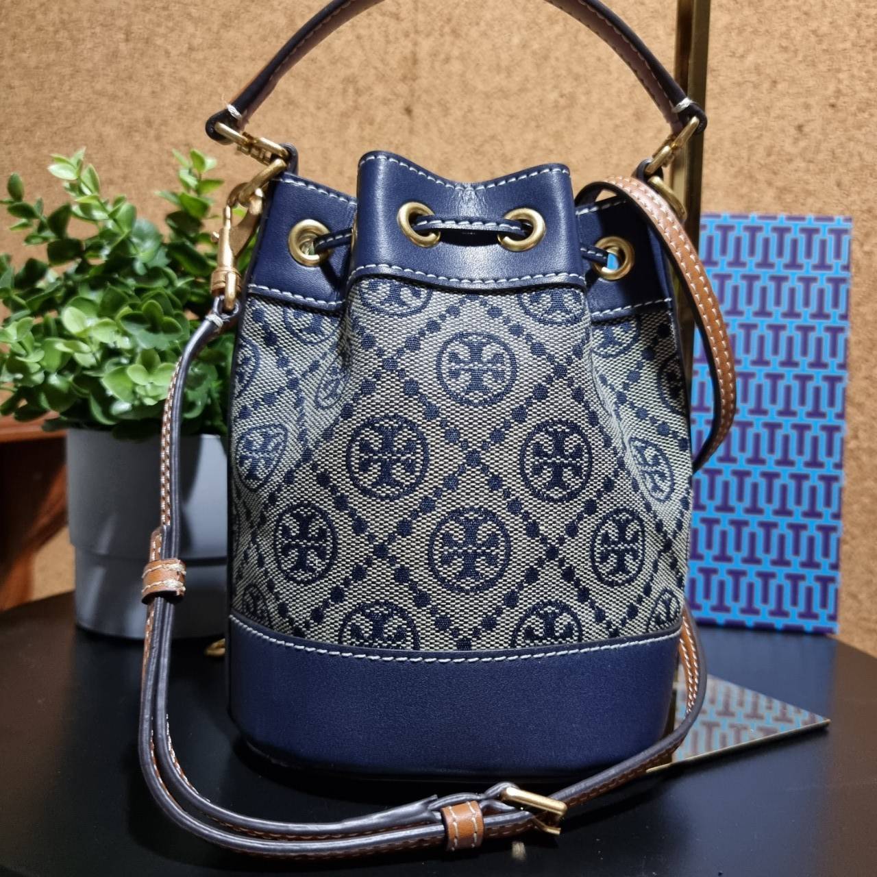 TORY BURCH T MONOGRAM JACQUARD MINI BUCKET BAG ที่สุดของรุ่นที่ตามหา!! ไอเท็มที่สาวๆเฝ้ารอ กระเป๋าบัคเก็ตทรงสวย ไซส์มินิ ที่ดาราเซเลปใช้กันมากมาย มาแล้วในราคาที่จับต้องได้