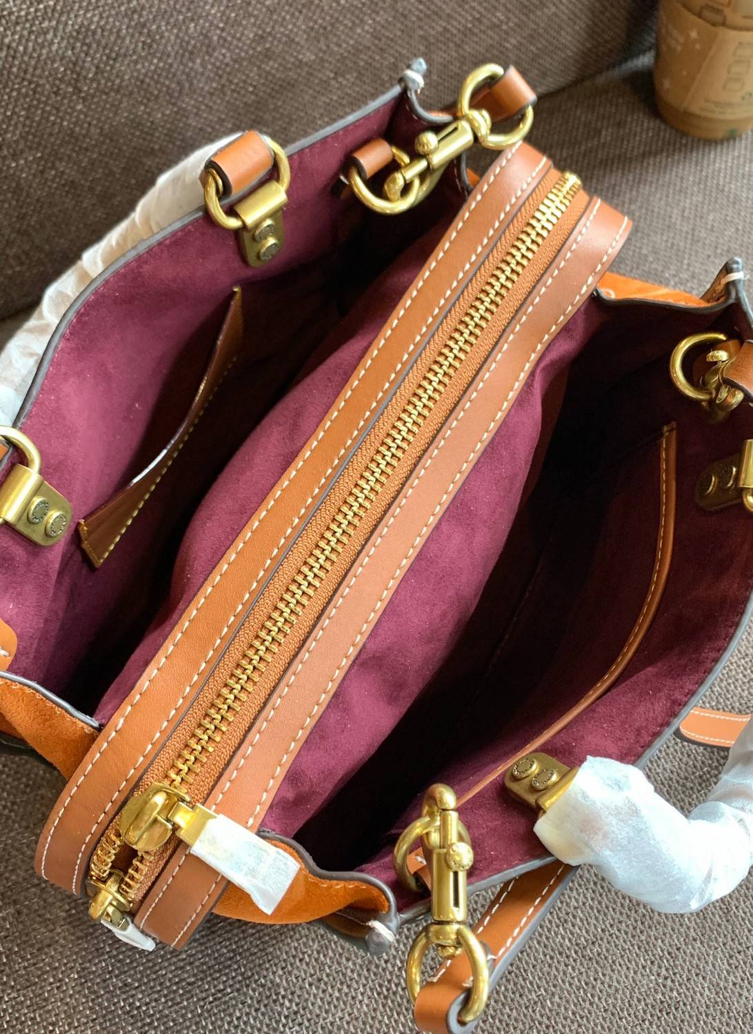 สวยตามซุปตาร์ตัวแม่กันเลยจร้า! COACH ROGUE 25 IN COLORBLOCK((C5575)) 📣พร้อมส่งที่ไทย บอกเลยหลงรักในคุณภาพของหนังแน่นอน! สวยไปกับงานคุณภาพ กระเป๋าหิ้ว//สะพายไหล่//สะพายข้างได้ ทำจากหนังชั้นดีที่สุด จะมีความนิ่มและพองตัวได้สวยงาม ตัดขอบหนังกลับด้านข