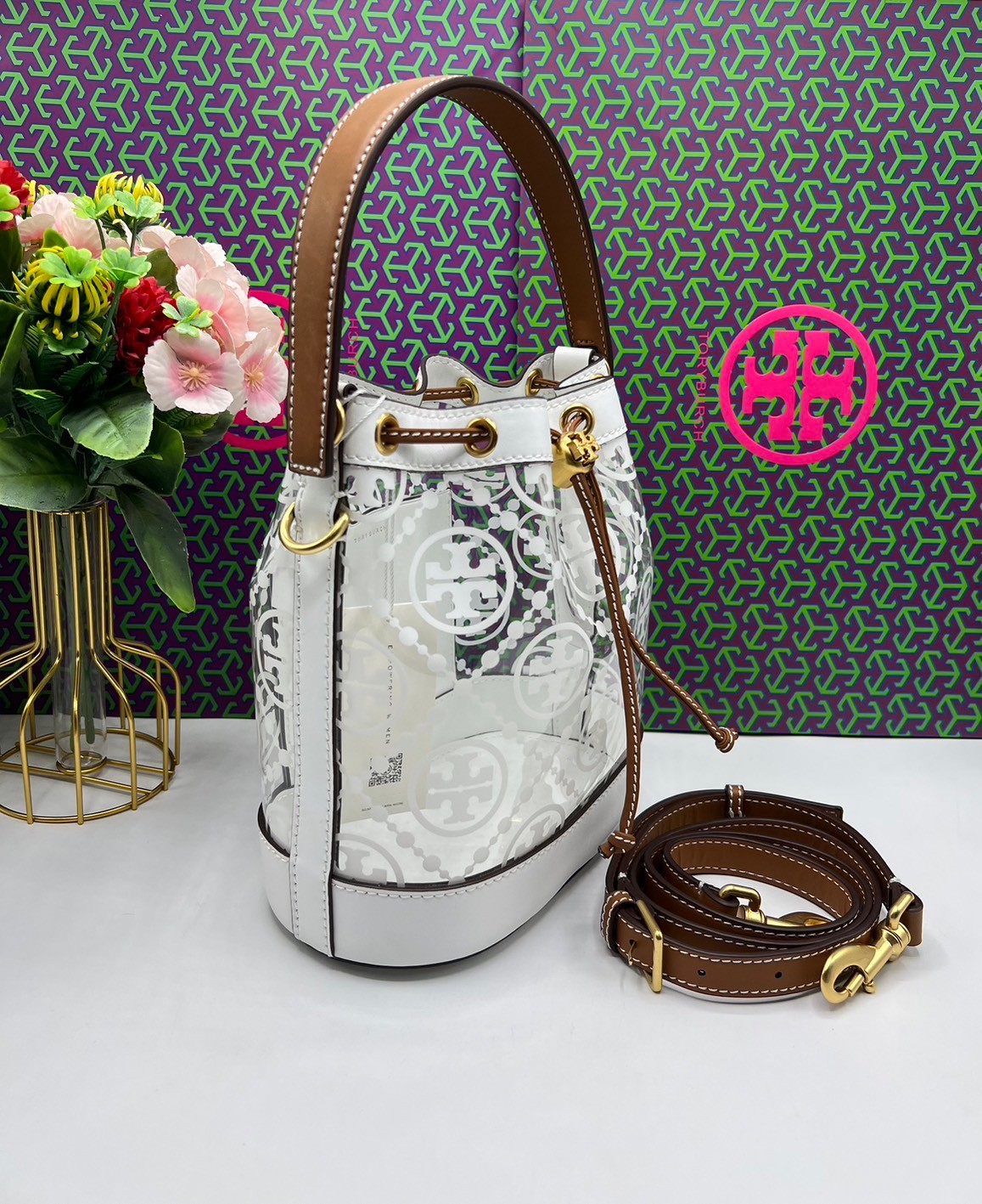 Tory Burch T Monogram Clear Bucket Bag / Tory Clear Bucket Bag ใหม่ล่าสุด กับกระเป๋าบัคเก็ต สีขาวสวยสะอาดตา ดีไซน์โปร่งละมุนมากๆ ดดเด่นด้วยลวดลายเอกลักษณ์ คมชัด ใช้งานง่ายด้วยการรูดหนังเปิด-ปิดที่ปากกระเป๋า ภายในเป็นช่องโล่ง งานจริงสวยน่าใช้มากค่ะ