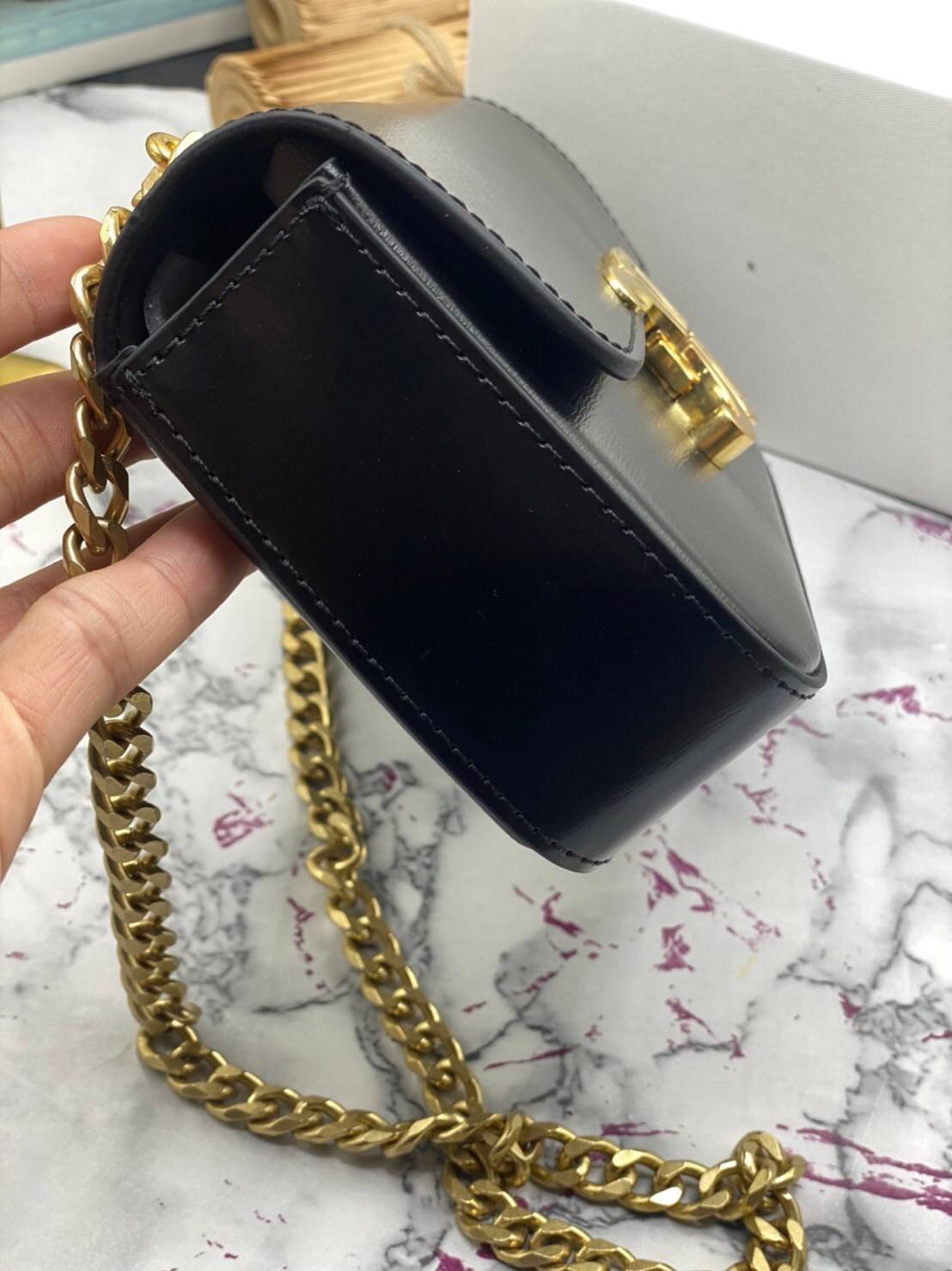 หนังแท้ CELINE CHAIN SHOULDER BAG / CELINE TRIOMPHE พร้อมส่งที่ไทย กระเป๋าเรียบหรูและดูทันสมัย ให้คุณเลือกสะพายในชีวิตประจำวันเข้ากับการแต่งตัวสบาย ๆ หรือจะสะพายออกงานปาร์ตี้สังสรรค์ก็ช่วยให้คุณดูโดดเด่น มีรูปทรงที่ดูแข็งแรงจึงไม่เสียรูปทรงแม้ใส่ของจำนวนม
