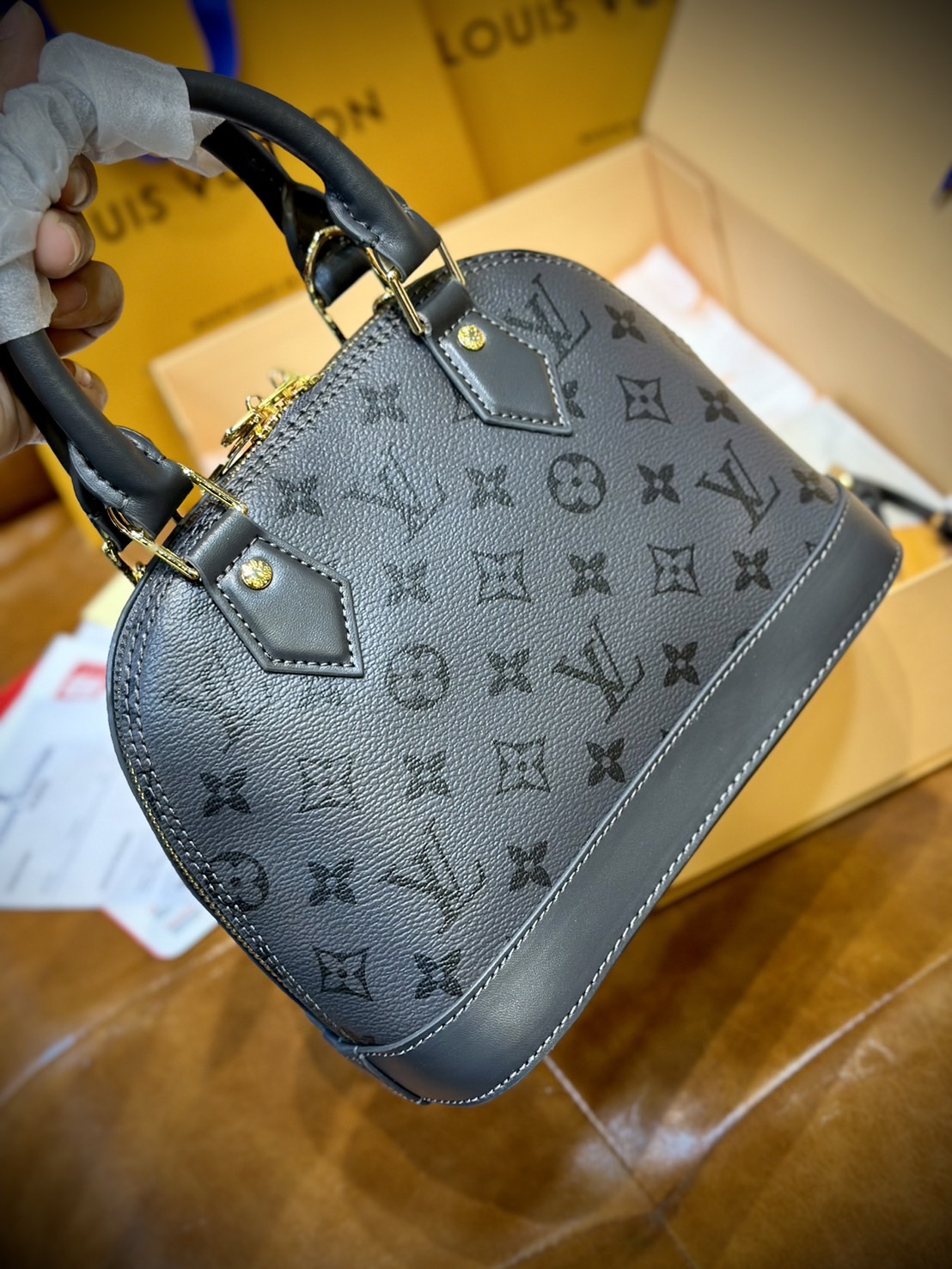LV Alma BB Gris Trianon bag กระเป๋าสะพายสีใหม่โทนเทา เอกลักษณ์สะท้อนความเลอค่าสง่างาม เกรดออริ ใช้งานต่างประเทศได้