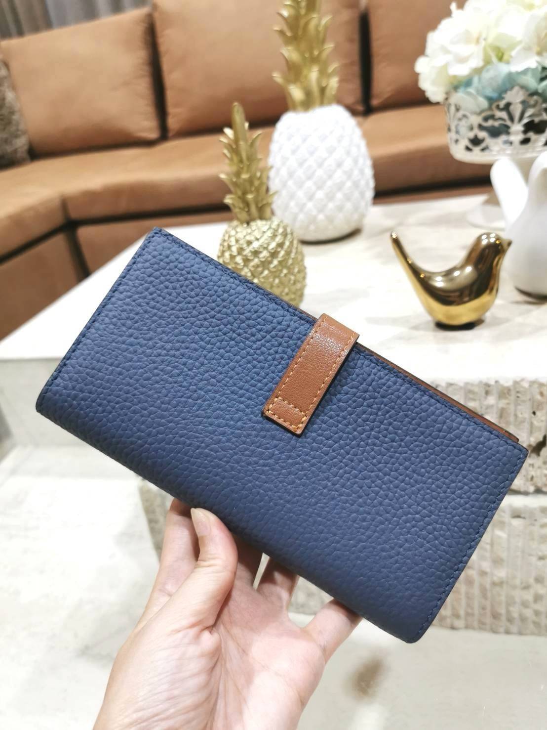 LOEWE LONG WALLET BAG วัสดุหนังแท้เทคเจอร์สวยอยู่ทรงปั้มโลโก้แบรนด์ด้านหน้าเปิดปิดด้วยกระดุม ภายในมีช่องใส่ธนบัตรหลายช่อง ช่องหลักสามารถใส่มือถือได้ มีช่องซิปใส่เหรียญ ช่องใส่ธนบัตรใส่แบงก์พันได้ สวยน่าใช้ พร้อมส่งที่ไทยสุดคุ้มห้ามพลาด!