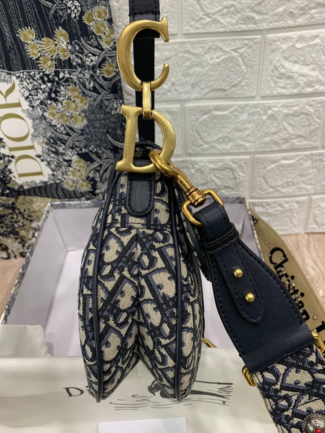 VIP GIFT CHRISTIAN DIOR Oblique Canvas Saddle Bag กระเป๋ารุ่นยอดนิยมตามแบบฉบับแบรนด์ ใช้งานได้ 2 แบบ สะพายยาว CROSSBODY และสายสั้นถือได้เก๋ๆ ลุคนี้คูลสุดๆ เลยค่าา ภาพถ่ายจากสินค้าจริง! สวยมาก พร้อมส่งที่ไทยราคาสุดคุ้ม สาวๆ ห้ามพลาดค่ะ!
