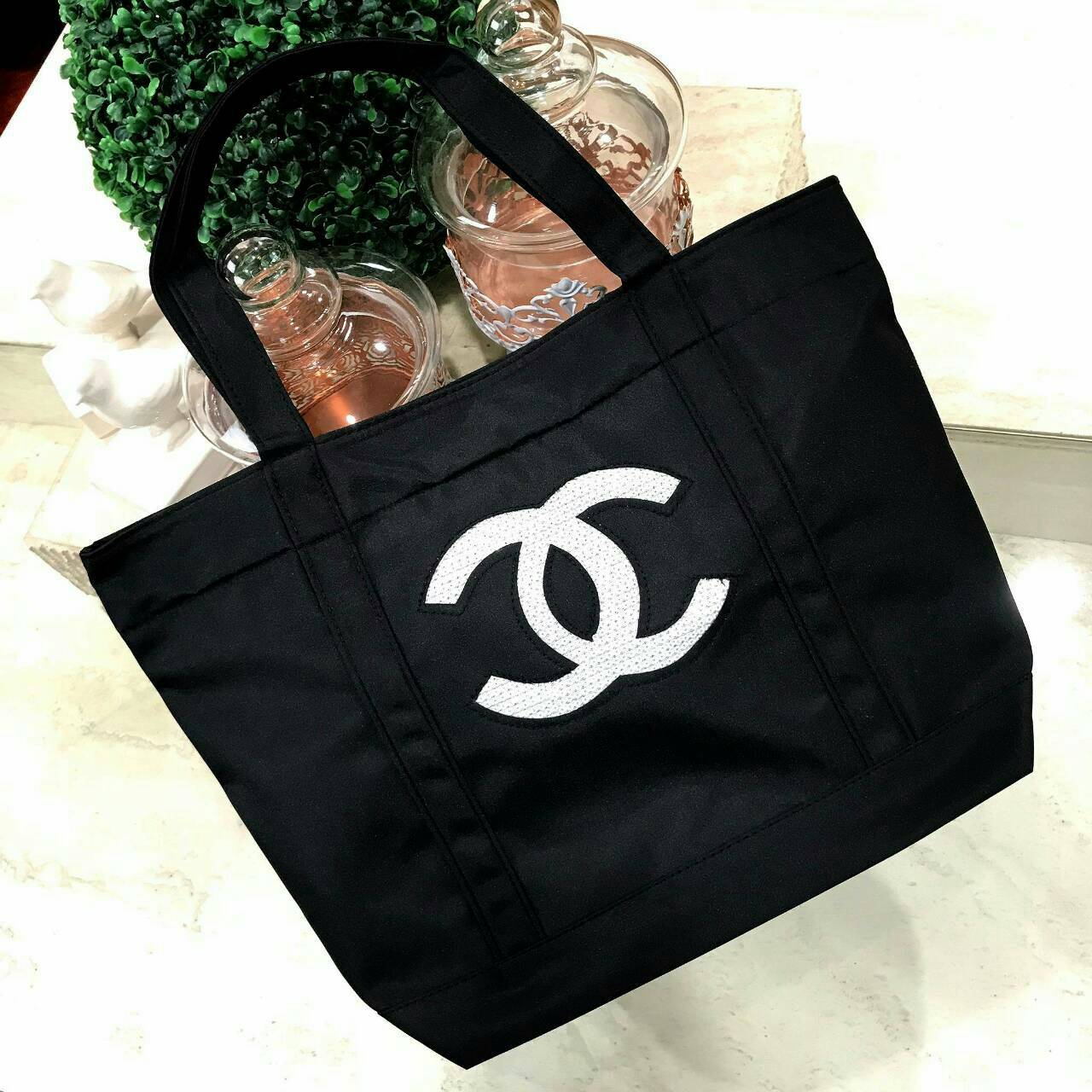 Must Have! Chanel Satin Shopping Bag กระเป๋าสะพายทรง Shopping Bag พรีเมี่ยมกิ้ฟ Limited Edition ของแท้ 100% นำเข้าจาก Chanel Perfume Counter ใบใหญ่วัสดุ SATIN ประดับคริสตัลสีดำโลโก้ CC สุดคลาสสิค ซับใน Polyester 100% เปิดปิดด้วยกระดุมแม่เหล็ก น้ำหนักเบา จ