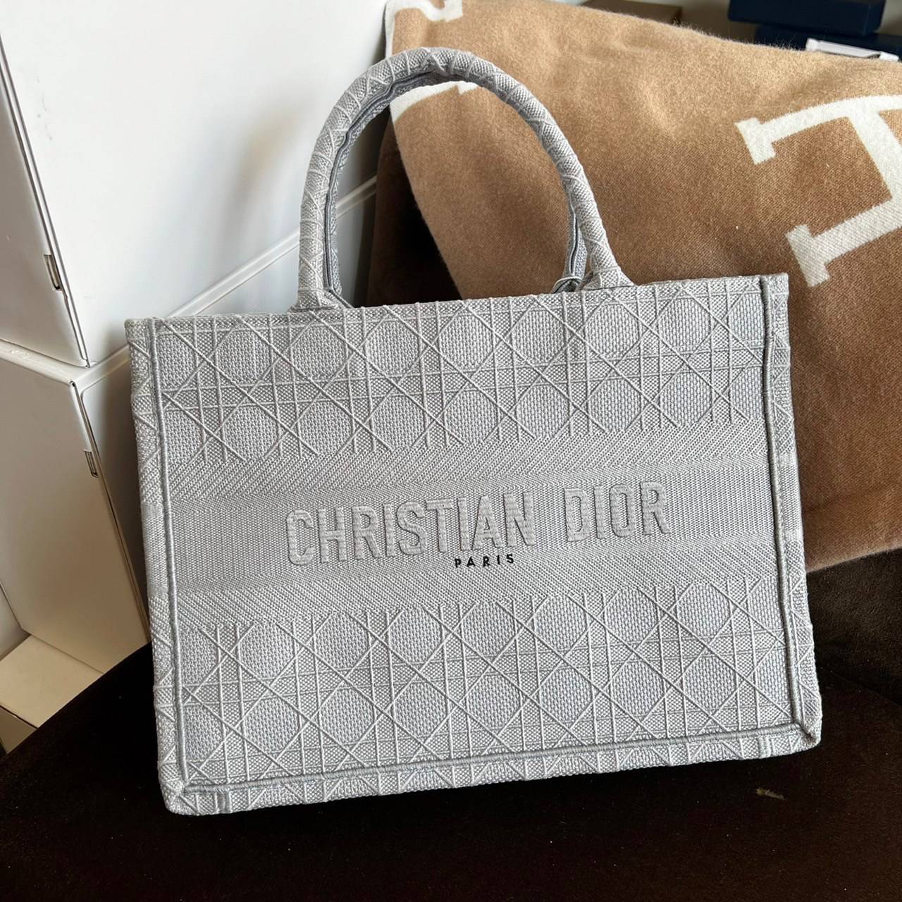 CHRISTIAN MEDIUM DIOR BOOK TOTE ราคาดีมากเลย คุ้มยิ่งกว่าคุ้มเป็นทางช็อปปิ้งBag เอกลักษณ์ของความหรู ที่ต้องมี ภายในโล่งกว้างมาก ใส่ของแบบแน่นๆ จุๆไปได้เลย น้ำหนักเบาสบาย งานออริปักขึ้นรูปสวยมาก มี code stamp พร้อมส่งที่ไทย เกรดออริจินอลเทพๆ ภาพสินค้าถ่ายจ