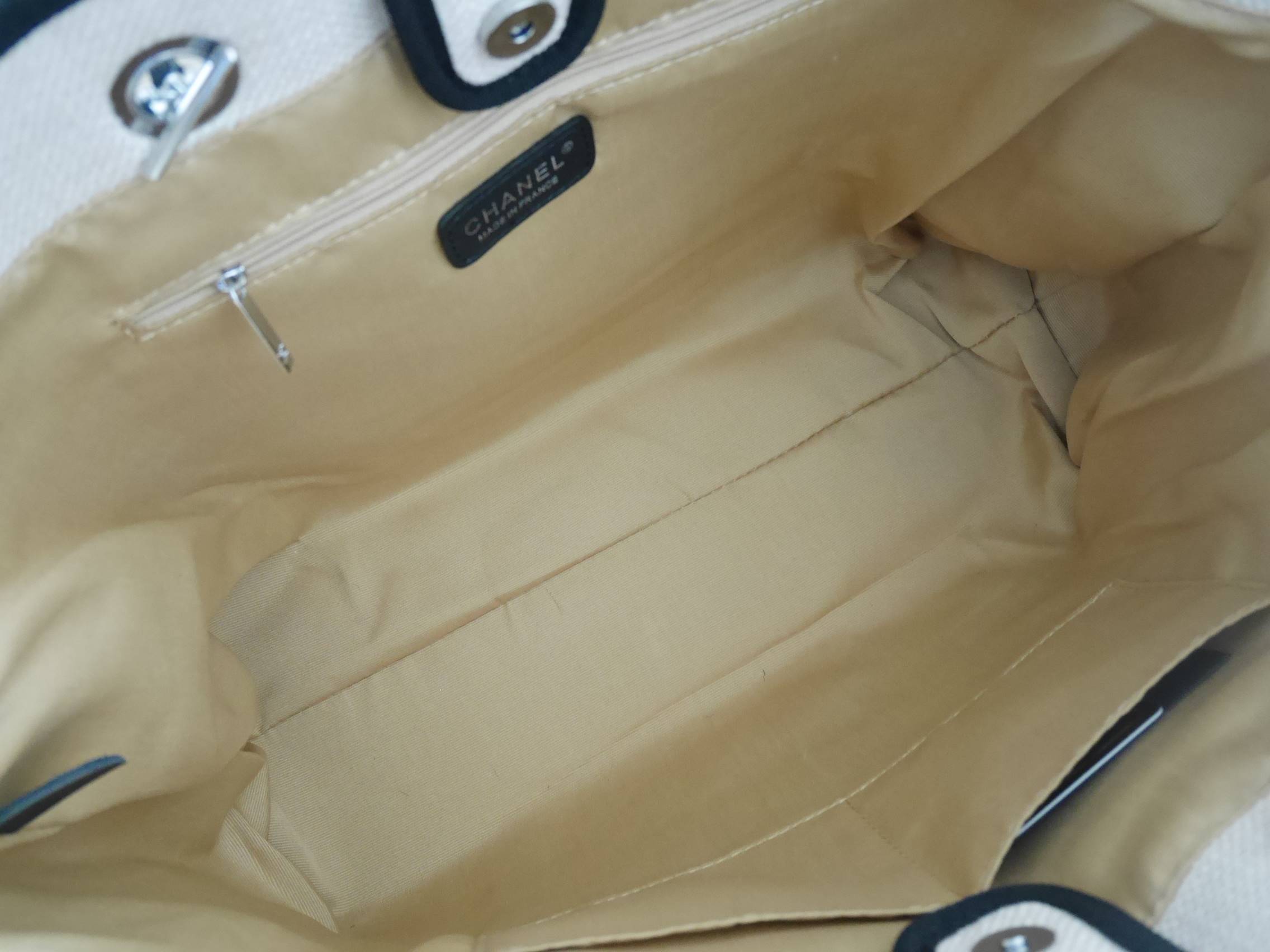 How Cute! 🎄🎄 รุ่นใหม่ล่าสุด!! ที่สาวๆรอคอย Chanel tote canvas bag จากงานพรีเมี่ยม VIP GIFT รุ่นดังเลยค้า Size ใหญ่อลัง บอกเลยว่า **งานดีที่สุด ตัวกระเป๋า กระเป๋าผ้าเป็นผ้า canvas เนื้อดีสมราคา สัมผัส นุ่มลื่นมือมากกกก อะไหล่เงินปั้มแบรนด์แ