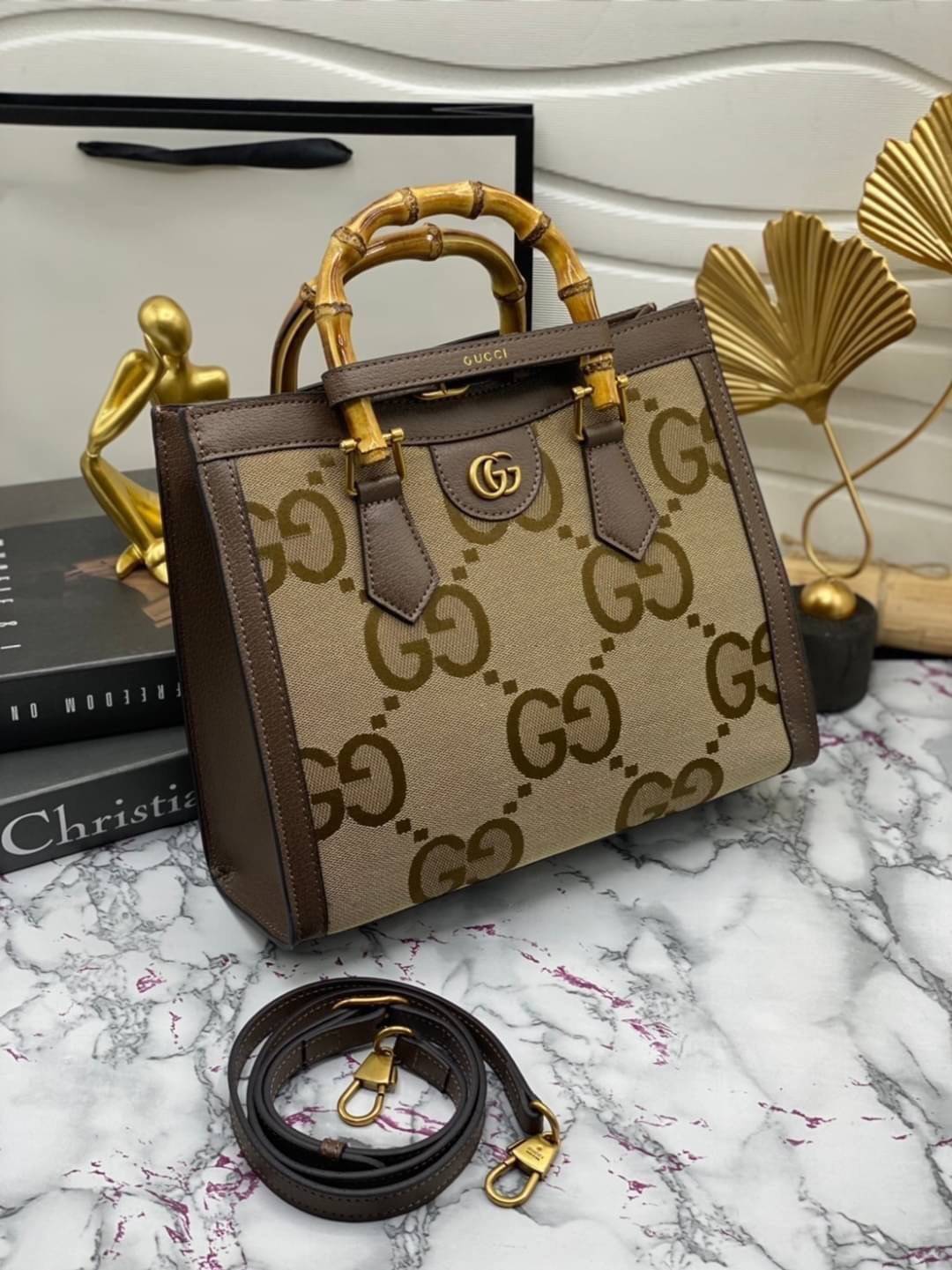 หนังแท้ Gucci Diana jumbo GG small tote bag 27cm พร้อมส่งที่ไทย Brown Camel and ebony jumbo GG canvas ภาพสินค้าถ่ายจากงานขายจริง ใช้งานต่างประเทศได้ค่ะ