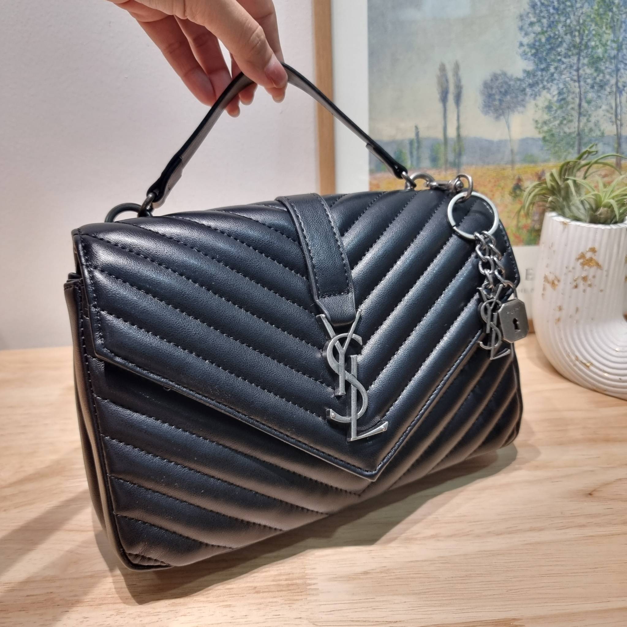 YSL College Medium Bag / Yves Saint laurent crossbody boutique กระเป๋าสะพายไหล่ ดีไซน์ทรงสวยหรู พิเศษ แถมฟรี พวงกุญแจห้อยเอกลักษณ์แบรนด์