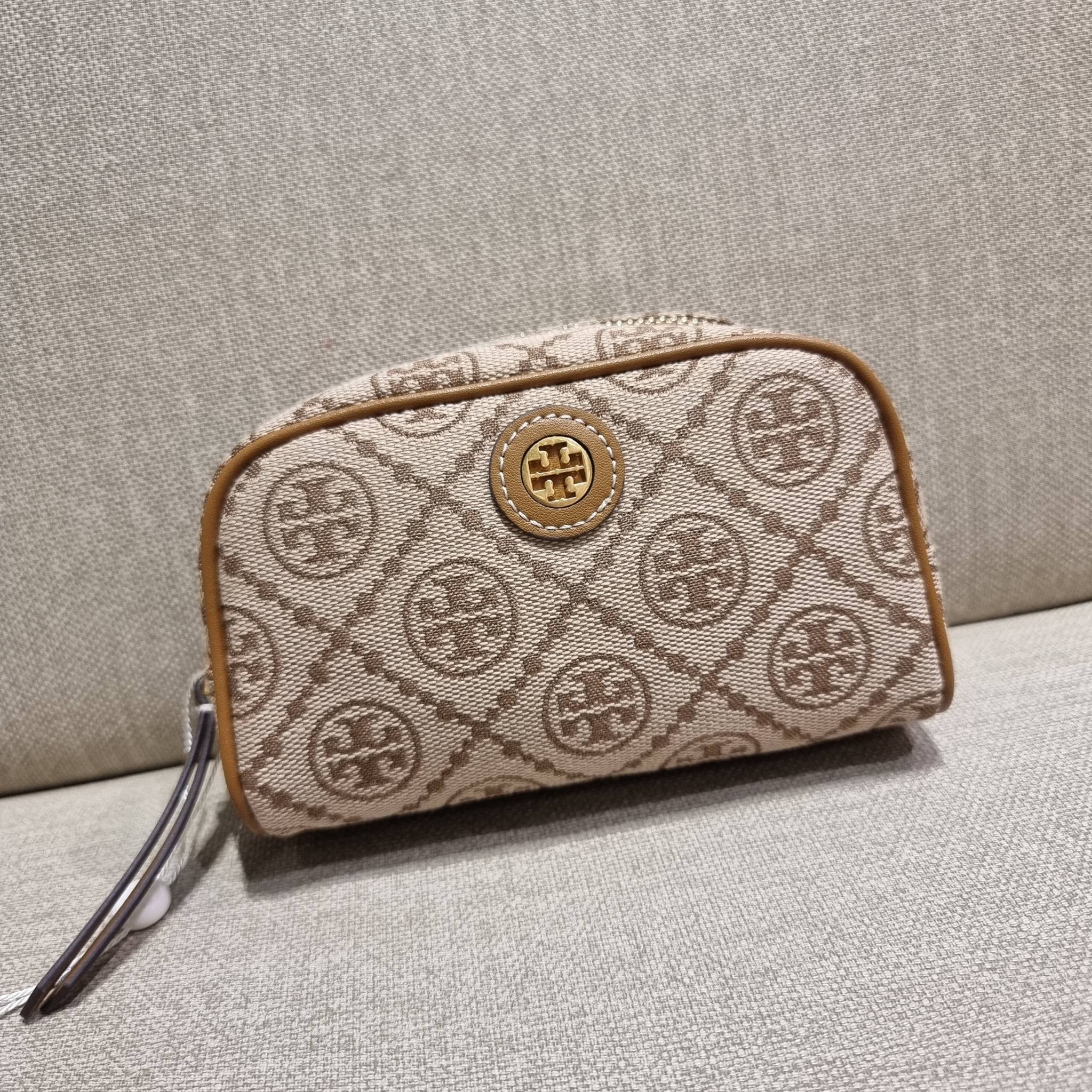TORY BURCH T MONOGRAM JACQUARD MINI COSMETIC CASE ใหม่ล่าสุด กับกระเป๋าเอนกประสงค์ ที่ไม่ว่าจะไว้ใส่เครื่องสำอางค์ หรือจะไว้พกจำเป็นเช่น เงิน หรือกุญแจต่างๆ น้องใบนี้จัดให้ได้หมด สวยหรู ขนาดเหมาะมือ ถือแล้วขับผิว วัสดุผ้า jacquard รูดเปิด-ปิดด้วยซิป ภายใน