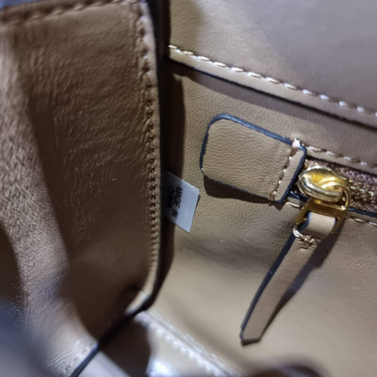 TORY BURCH FLEMING SMALL CONVERTIBLE SHOULDER BAG แรร์ไอเท็ม สีมาใหม่ นิวซีซั่น สวยหรู ดูผู้ดีสุด!! กระเป๋าสะพายข้าง ไซส์กำลังดี สวยอยู่ทรง ดีไซน์ตอบรับไลฟ์สไตล์สาวๆได้เป็นอย่างดี วัสดุหนังแท้เต็มใบ เปิด-ปิดด้วยแถบแม่เหล็ก ด้านหลังมีช่องเก็บของได้ ภายในมี