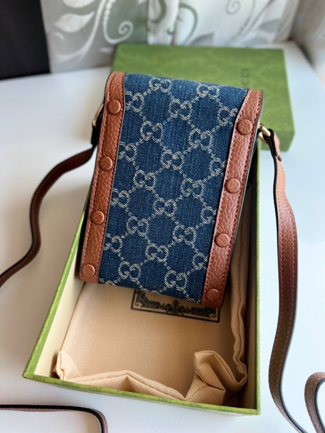 Gucci Horsebit 1955 mini bag / Gucci Phone Bag ออริจินอล เกรดสลับใช้แทนใบจริงได้ รุ่นยอดฮิต ไซส์มินิ ที่ใครๆก็ต้องรู้จัก!! กับกระเป๋าขนาดมินิในรูปแบบผ้าแจ็คการ์ดสีขาวงาช้างและน้ำเงิน ได้รับแรงบันดาลใจมาจากดีไซน์ดั้งเดิม ซึ่งแอคเซสเซอรี่นี้โดดเด่นด้วยรายละ