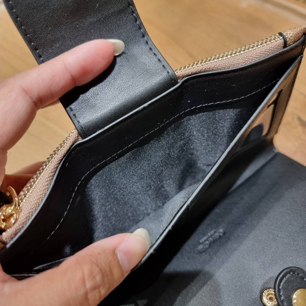 พร้อมส่ง 7 สี COACH C2874 TECH WALLET IN COLORBLOCK SIGNATURE CANVAS จัดให้สีใหม่ก่อนใคร!! ดีไซน์ใหม่ คอลเลคชั่นสวยหรู กระเป๋าสตางค์พร้อมสายคล้องมือ ง่ายต่อชีวิตมากจ้า!! มันดีอะไรเบอร์นี้ ใส่ได้ทั้งบัตร และโทรศัพท์ก็ใส่ได้ทุกรุ่น แถมยังมีช่องซิปแยกไปอีก ช