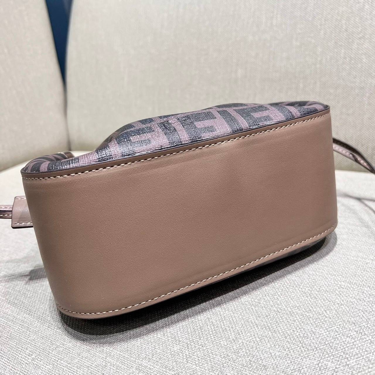 Fendi Pomodorino mini FF leather bag / FENDI FF mini bag รุ่นลิมิเต็ด หายาก ขนาดกำลังสวย ดีไซน์ทรงไม่ซ้ำใคร เก๋ๆตรงดีเทลรูดเก็บปากกระเป๋า วัสดุหนังแคนวาสเคลือบลาย มาพร้อมหูจับในตัว และสายครอสมีมาให้ ปรับได้เล็กน้อย ภายในโล่งกว้าง ใส่ของจำเป็นได้ครบ ใบจริง
